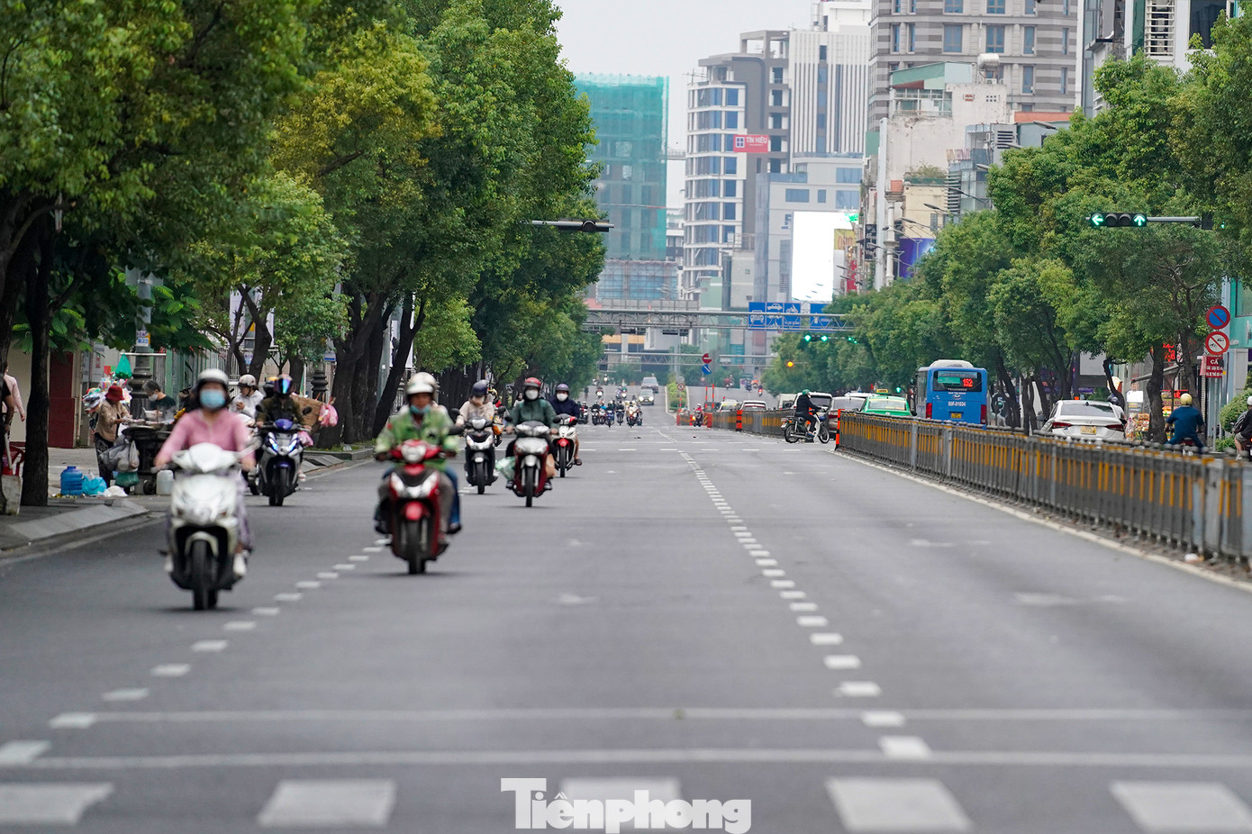Đường Nam Kỳ Khởi Nghĩa đoạn giao với Võ Thị Sáu cũng thưa thớt phương tiện.