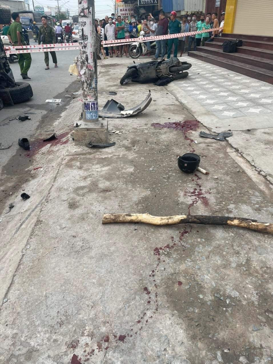 Hiện trường nhiều mảnh vỡ của phương tiện gây tai nạn. (Ảnh: CTV) Hiện trường nhiều mảnh vỡ của phương tiện gây tai nạn. (Ảnh: CTV)