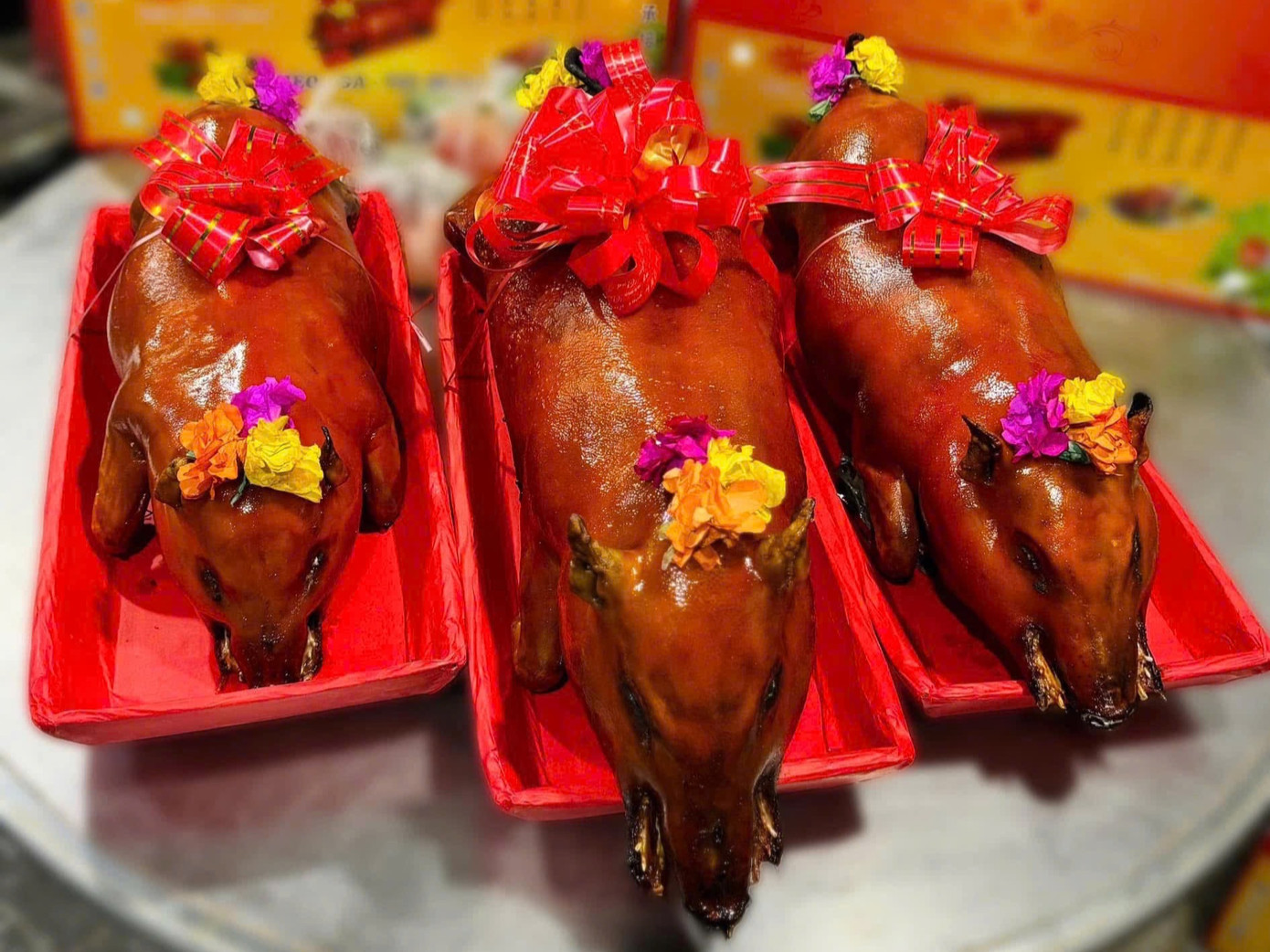 Nhiều người đặt lễ trước hoặc mua đồ cúng sẵn để tiết kiệm thời gian nhưng vẫn giữ sự thành kính. Người dân TPHCM thường chuẩn bị mâm cúng theo kiểu miền Nam với các món mang ý nghĩa cầu tài lộc. Lễ vật thường có bộ tam sên (thịt luộc, trứng luộc, tôm luộc) hoặc cá lóc nướng trui tượng trưng cho sự sung túc, xôi chè, ngũ quả, vàng mã, hoa, trà rượu... Người dân cũng không quét nhà sau khi cúng, lễ xong cùng nhau quây quần ăn uống lấy may, đi mua vàng có hình Thần tài, dán giấy đỏ "Thần Tài giáng phúc" hay "Khai trương hồng phát"...