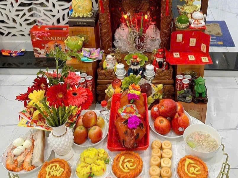 Nhiều người đặt lễ trước hoặc mua đồ cúng sẵn để tiết kiệm thời gian nhưng vẫn giữ sự thành kính. Người dân TPHCM thường chuẩn bị mâm cúng theo kiểu miền Nam với các món mang ý nghĩa cầu tài lộc. Lễ vật thường có bộ tam sên (thịt luộc, trứng luộc, tôm luộc) hoặc cá lóc nướng trui tượng trưng cho sự sung túc, xôi chè, ngũ quả, vàng mã, hoa, trà rượu... Người dân cũng không quét nhà sau khi cúng, lễ xong cùng nhau quây quần ăn uống lấy may, đi mua vàng có hình Thần tài, dán giấy đỏ "Thần Tài giáng phúc" hay "Khai trương hồng phát"...
