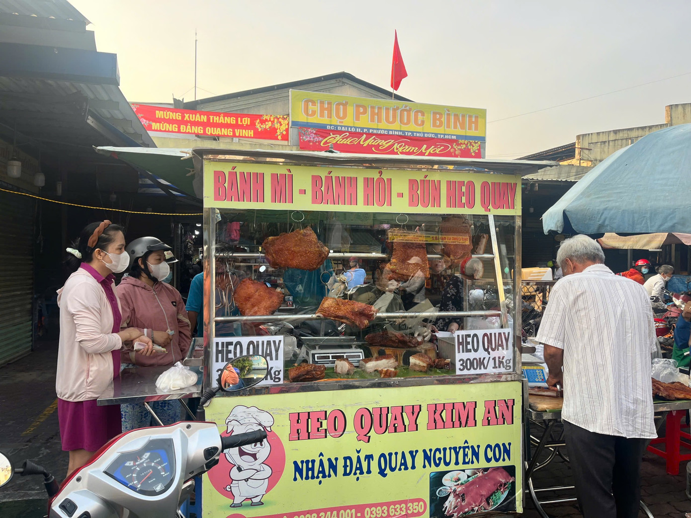 Tại chợ Phước Bình (TP. Thủ Đức), các mặt hàng không tăng giá và khá dồi dào. Vịt quay giá 350.000 đồng/kg, thịt lợn 390.000 đồng/kg, nguyên con heo quay cúng tầm 1,5 triệu đến 2 triệu.