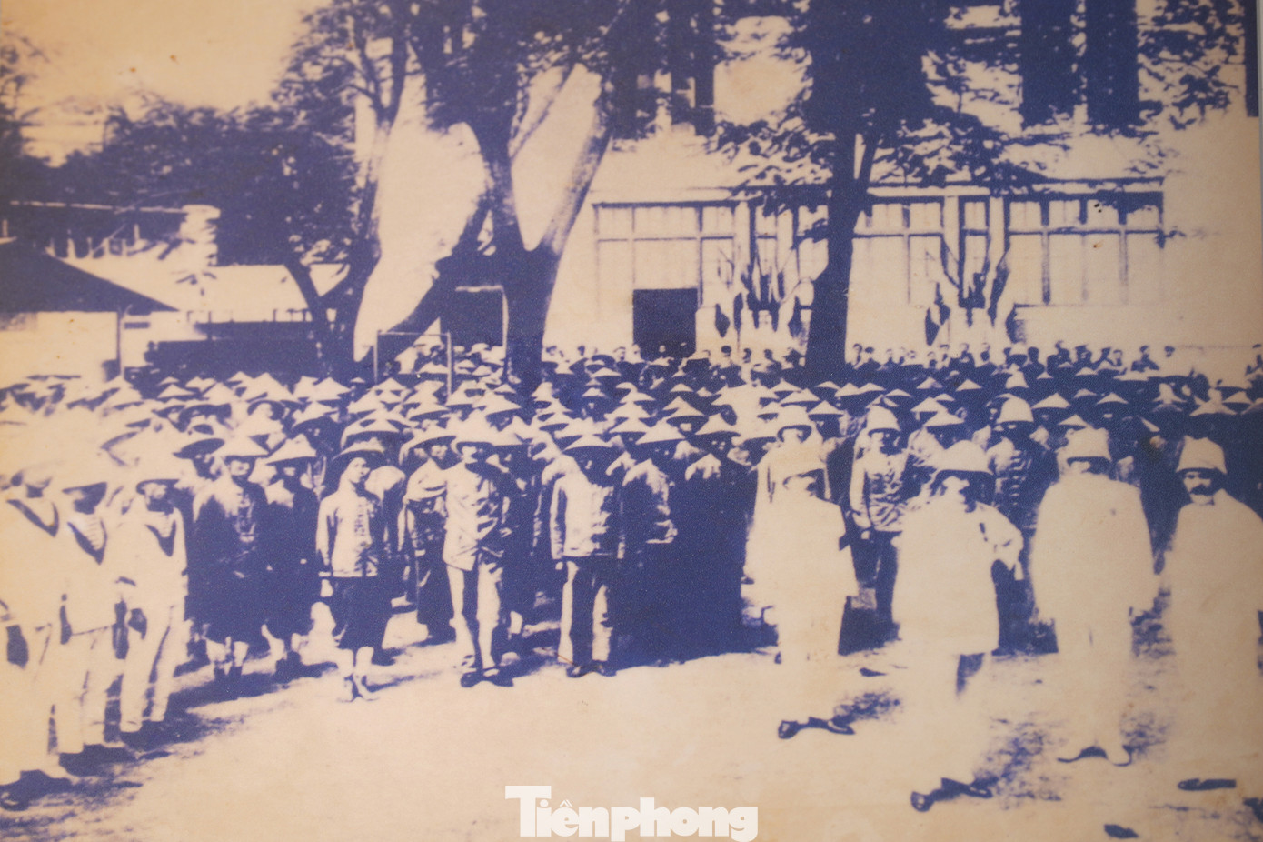 Năm 1911, Nguyễn Tất Thành theo học tại trường Cơ khí châu Á (L'ecole des Mécaniciens Asiatiques), thường gọi là trường Bá Nghệ, là trường dạy nghề thứ hai ở Ðông Dương (trường đầu tiên là Cour d'Apprentissage, sau đổi thành Trung học kỹ thuật Nguyễn Trường Tộ, nay là số 2 Mai Thị Lựu, phường Ðakao, quận 1). Tại ngôi trường này, người thanh niên yêu nước Nguyễn Tất Thành trước khi xuống tàu đi tìm đường cứu nước, đã theo học ba tháng đầu năm 1911. Người thợ cơ khí, sau này là Chủ tịch nước Tôn Ðức Thắng theo học tại trường này từ 1915-1917. Trường hiện có tên Cao đẳng Kỹ thuật Cao Thắng (Quận 1).