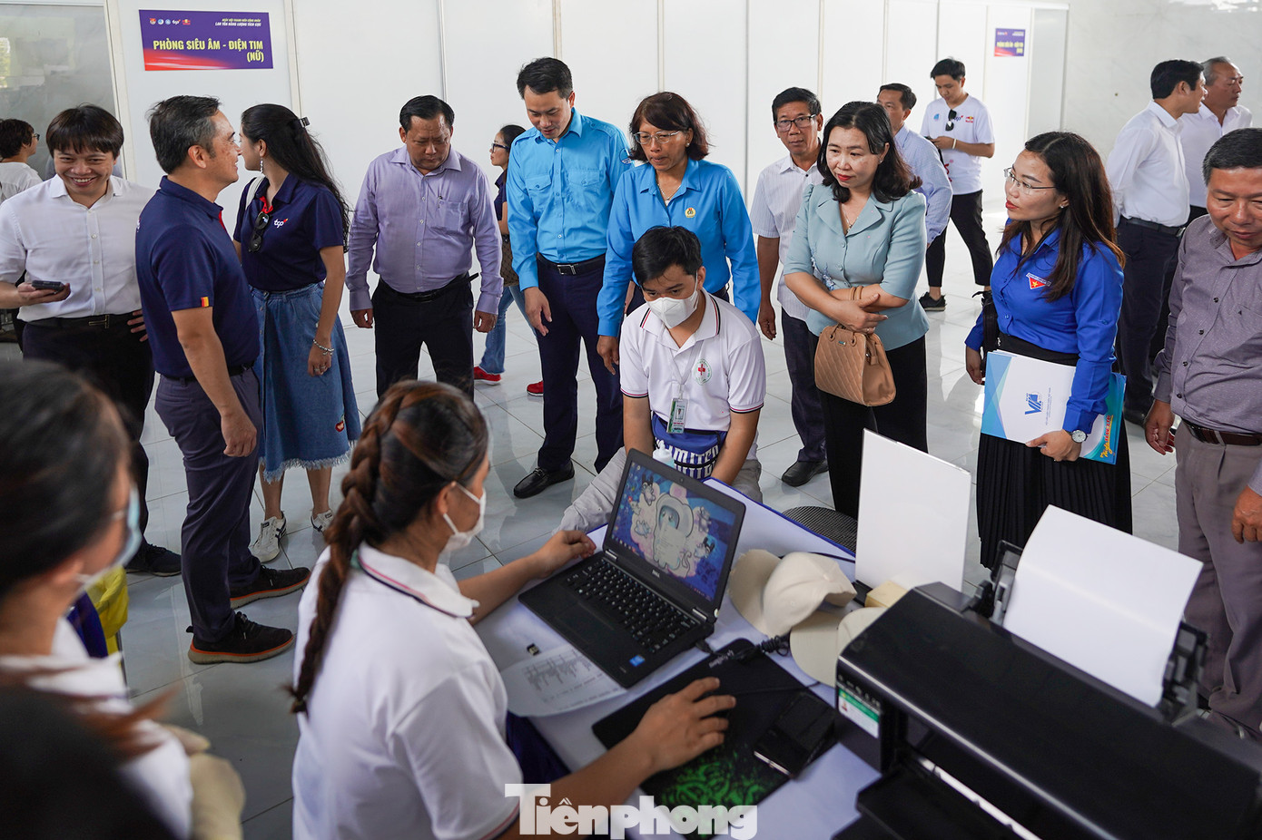 Lãnh đạo Trung ương Đoàn và tỉnh Long An kiểm tra công tác khám chữa bệnh, thăm hỏi và động viên thanh niên, công nhân.