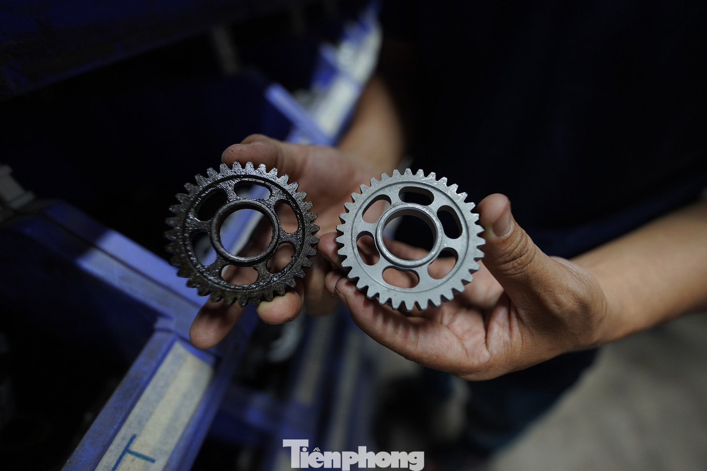 Theo anh Tuấn Anh, việc tìm kiếm linh kiện không còn khó như trước bởi được các thương lái chủ động tìm đến chào mời. Linh kiện phong phú, việc sắp xếp cũng đòi hỏi khoa học hơn so với trước kia bày hết ra sàn nhà. "Mình đầu tư một chiếc máy bắn cát vệ sinh linh kiện. Bạn có thể thấy rõ sự khác biệt giữa bánh răng chưa vệ sinh và đã qua giai đoạn bắn cát làm sạch. Vệ sinh linh kiện bằng máy bắn cát tiết kiệm thời gian, nhân công, mang lại năng suất cao", anh Tuấn Anh chia sẻ về công đoạn làm sạch linh kiện. Theo anh Tuấn Anh, việc tìm kiếm linh kiện không còn khó như trước bởi được các thương lái chủ động tìm đến chào mời. Linh kiện phong phú, việc sắp xếp cũng đòi hỏi khoa học hơn so với trước kia bày hết ra sàn nhà. "Mình đầu tư một chiếc máy bắn cát vệ sinh linh kiện. Bạn có thể thấy rõ sự khác biệt giữa bánh răng chưa vệ sinh và đã qua giai đoạn bắn cát làm sạch. Vệ sinh linh kiện bằng máy bắn cát tiết kiệm thời gian, nhân công, mang lại năng suất cao", anh Tuấn Anh chia sẻ về công đoạn làm sạch linh kiện.
