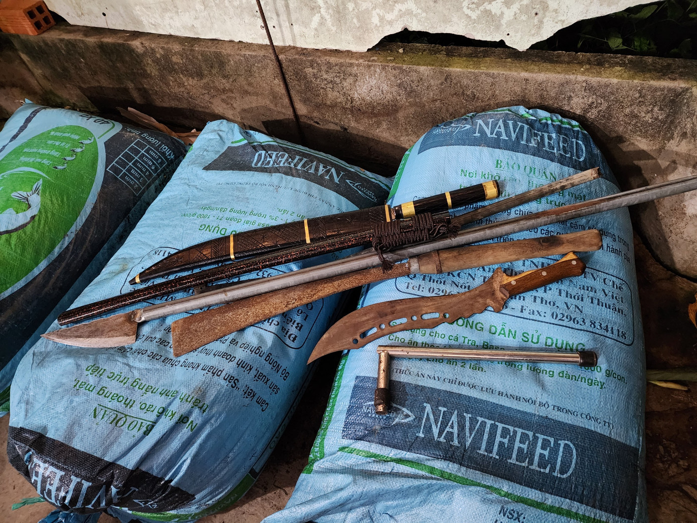 Hung khí các đối tượng mang theo.