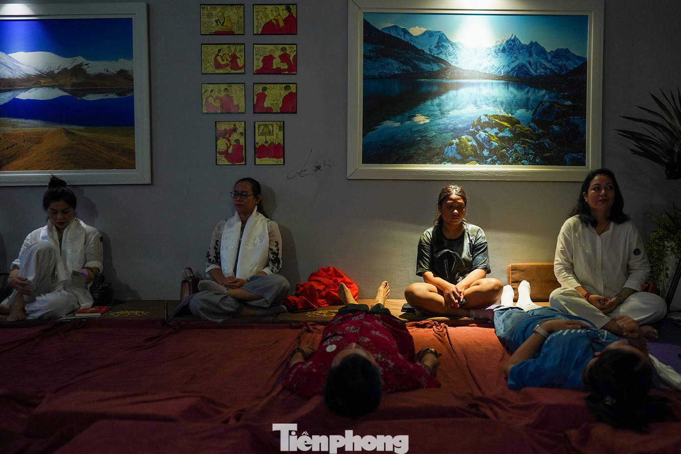 Cuối cùng, khách trải nghiệm sẽ được vào một không gian rộng hơn để "tắm" trong những bài chuông dài hơn 60 phút của trung tâm Om Himalayas. Người trải nghiệm tuỳ nghi lựa chọn cho mình tư thế thoải mái nhất để cảm nhận từng luồng âm thanh, không nhất thiết phải ngồi kiết già hay bán già (tư thế ngồi thiền).