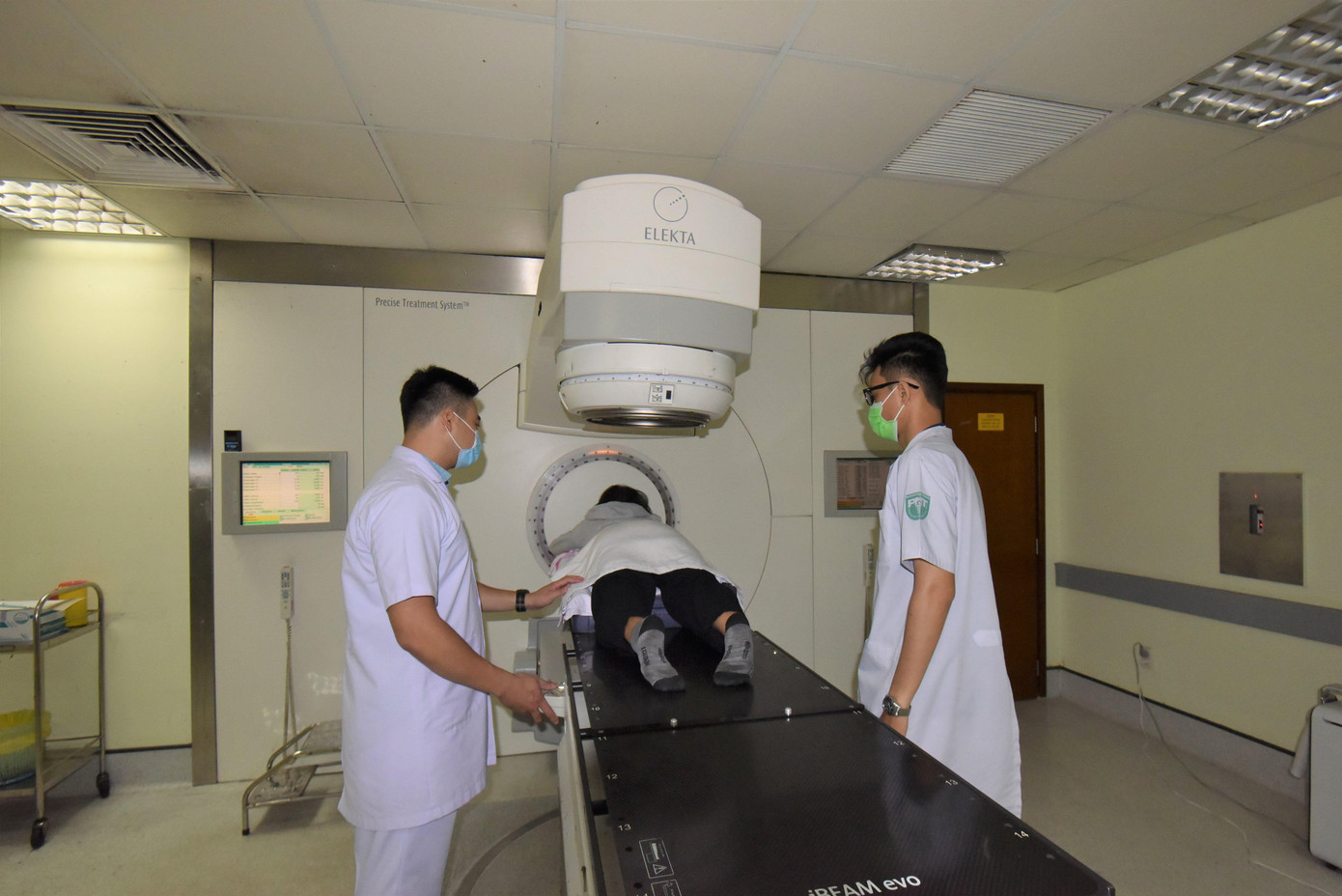 Trung tâm Chẩn đoán và Điều trị ung bướu, Bệnh viện Quân y 175 tầm soát ung thư cho bệnh nhân bằng các thiết bị hiện đại.