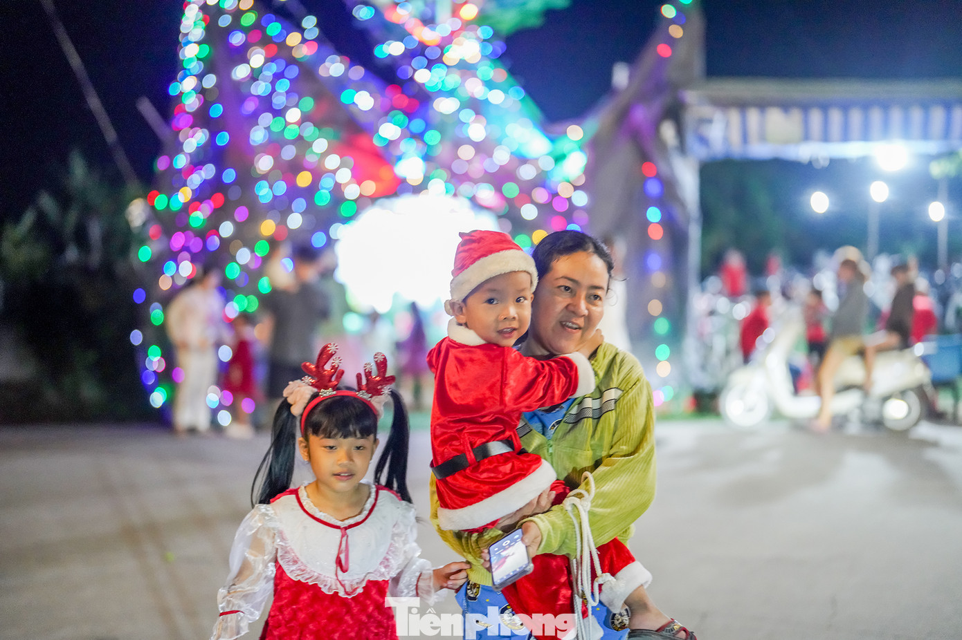 Nhiều nhân công các hãng xưởng gần khu vực này cũng ra đón mừng Giáng sinh. Nhiều nhân công các hãng xưởng gần khu vực này cũng ra đón mừng Giáng sinh.