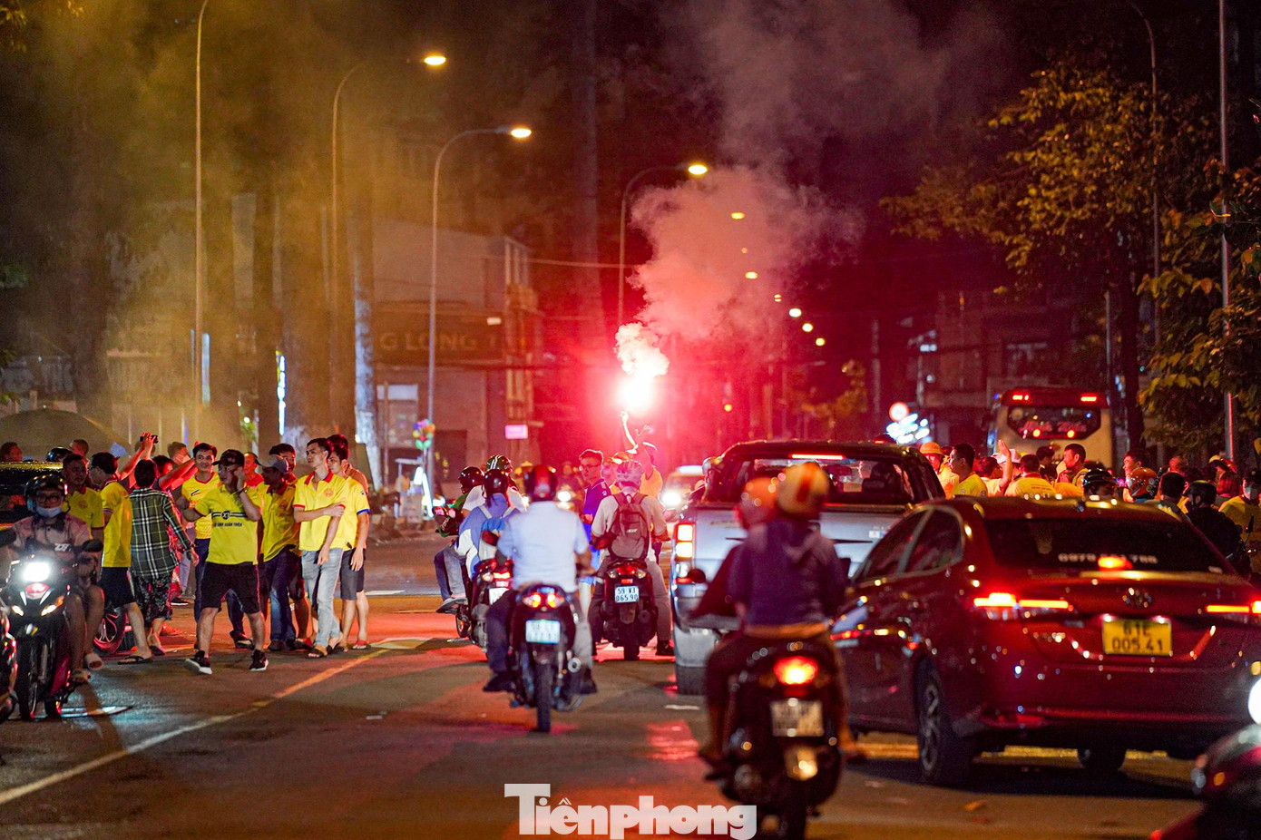 CĐV Nam Định đốt pháo sáng ngay trước sân Thống Nhất ăn mừng chiến thắng. CĐV Nam Định đốt pháo sáng ngay trước sân Thống Nhất ăn mừng chiến thắng.
