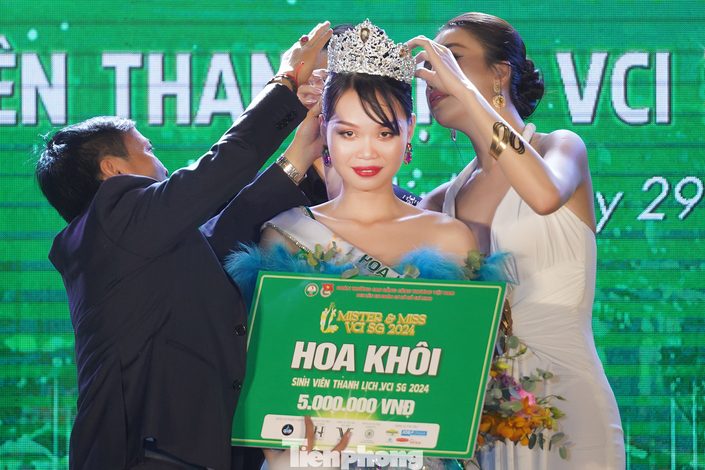 Khoảnh khắc đăng quang của Nam vương Lê Anh Cường và Hoa khôi Đinh Thị Tường Vy.