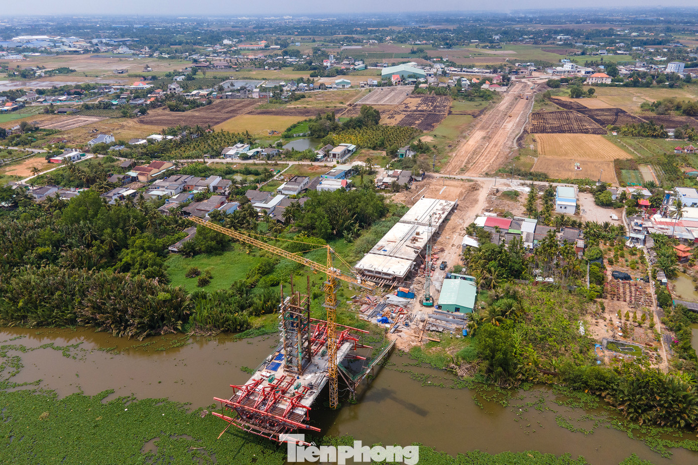 Cầu Extradosed là loại hình kết cấu dầm cáp hỗn hợp. Bên trong kết cấu dầm liên tục, được tăng cường bằng các bó cáp dây văng, giúp tăng khả năng chịu lực của kết cấu. Do đó, cầu có chiều cao dầm thấp, kết hợp với tháp và dây văng, tạo nên mỹ quan cho công trình. Cầu Extradosed là loại hình kết cấu dầm cáp hỗn hợp. Bên trong kết cấu dầm liên tục, được tăng cường bằng các bó cáp dây văng, giúp tăng khả năng chịu lực của kết cấu. Do đó, cầu có chiều cao dầm thấp, kết hợp với tháp và dây văng, tạo nên mỹ quan cho công trình.