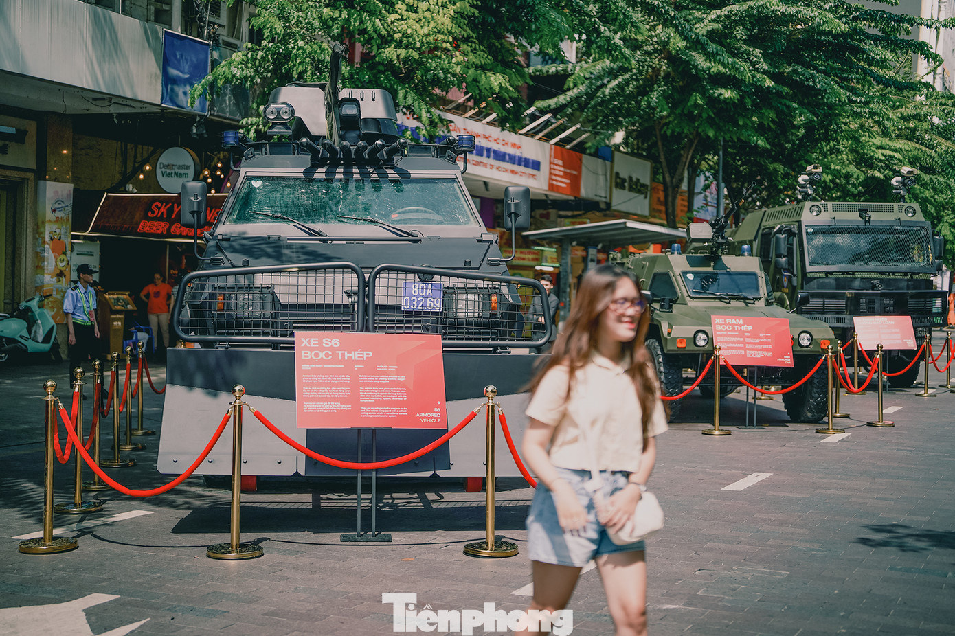 Cùng với hơn 20 hợp phần trải nghiệm ứng dụng công nghệ số và các màn trình diễn, đồng diễn đặc sắc, triển lãm đa giác quan và bảo tàng trưng bày “Vinh quang Công an nhân dân Việt Nam” đã góp phần giới thiệu đến người dân TPHCM hình ảnh hiện đại, chuyên nghiệp của lực lượng CAND. Cùng với hơn 20 hợp phần trải nghiệm ứng dụng công nghệ số và các màn trình diễn, đồng diễn đặc sắc, triển lãm đa giác quan và bảo tàng trưng bày “Vinh quang Công an nhân dân Việt Nam” đã góp phần giới thiệu đến người dân TPHCM hình ảnh hiện đại, chuyên nghiệp của lực lượng CAND.