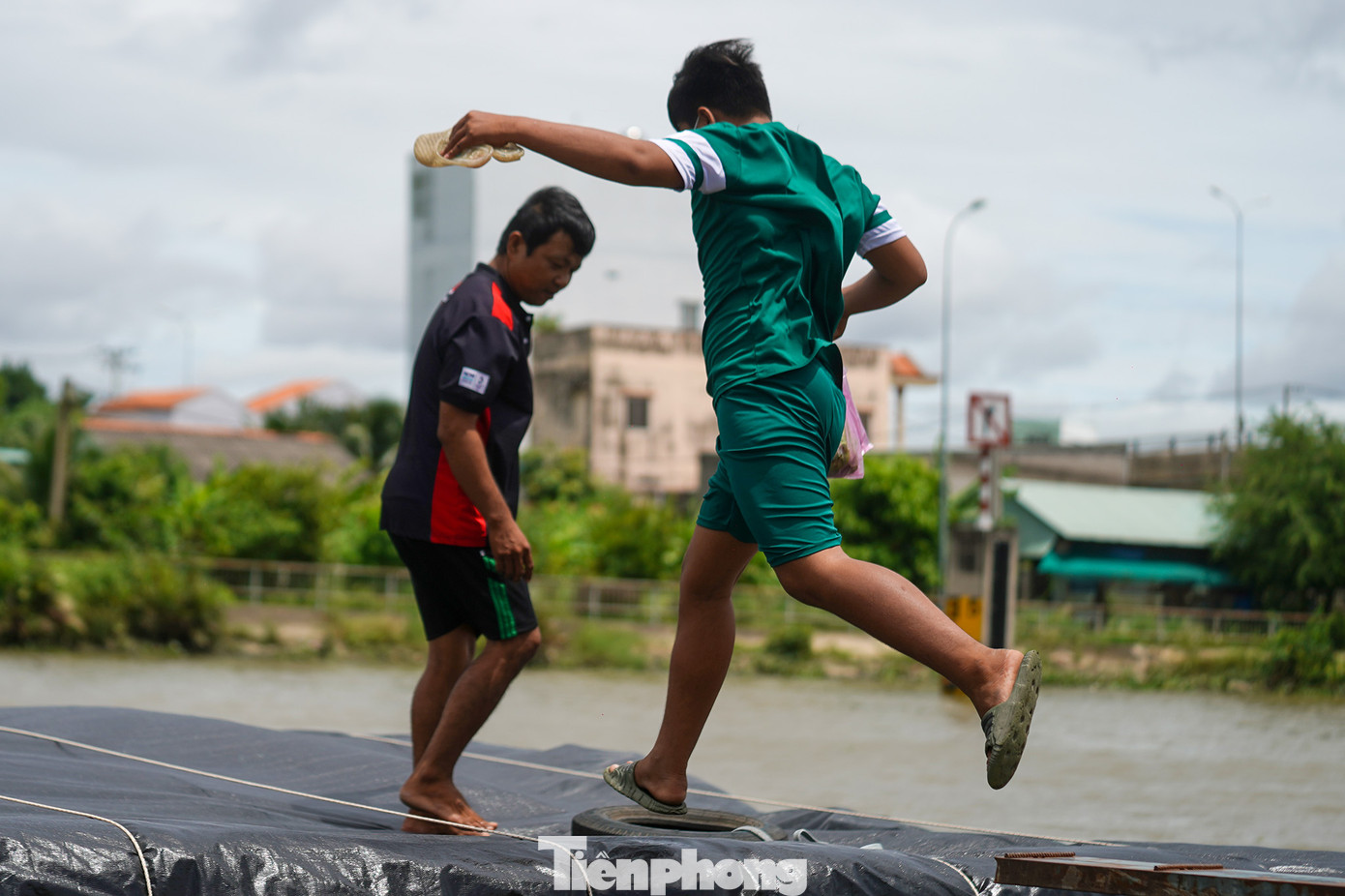 Gia đình anh Thưng thường xuyên tranh thủ thời gian neo đậu để lên bờ mua thêm thực phẩm.