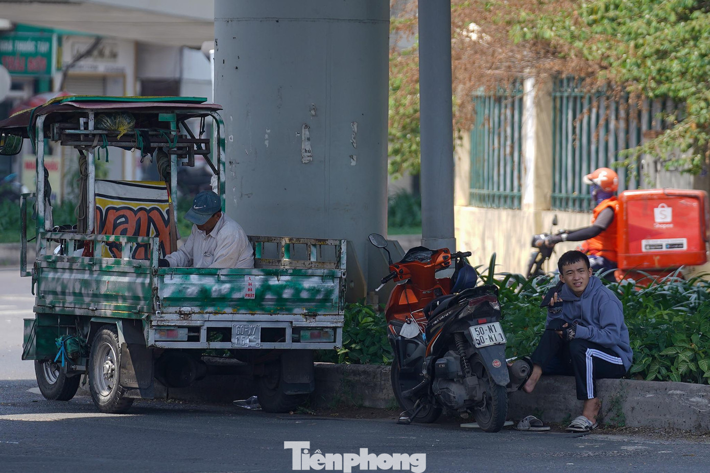 Nhiều người chọn gầm cầu vượt tránh nắng. Nhiều người chọn gầm cầu vượt tránh nắng.
