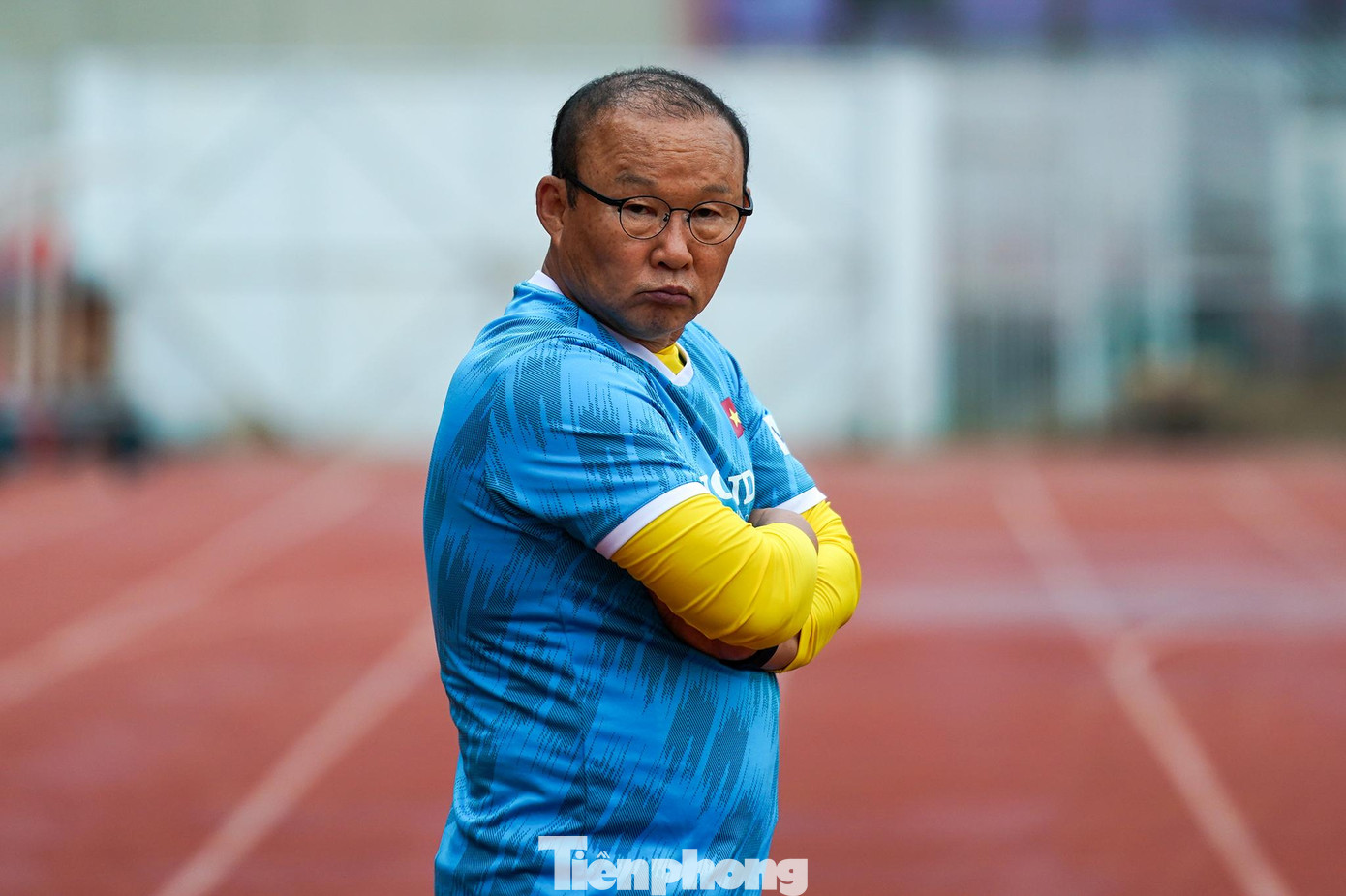 Và tuyệt đối không có cổ động viên trên khán đài. Ông Park quan sát khá kỹ quanh khu vực ghế ngồi.