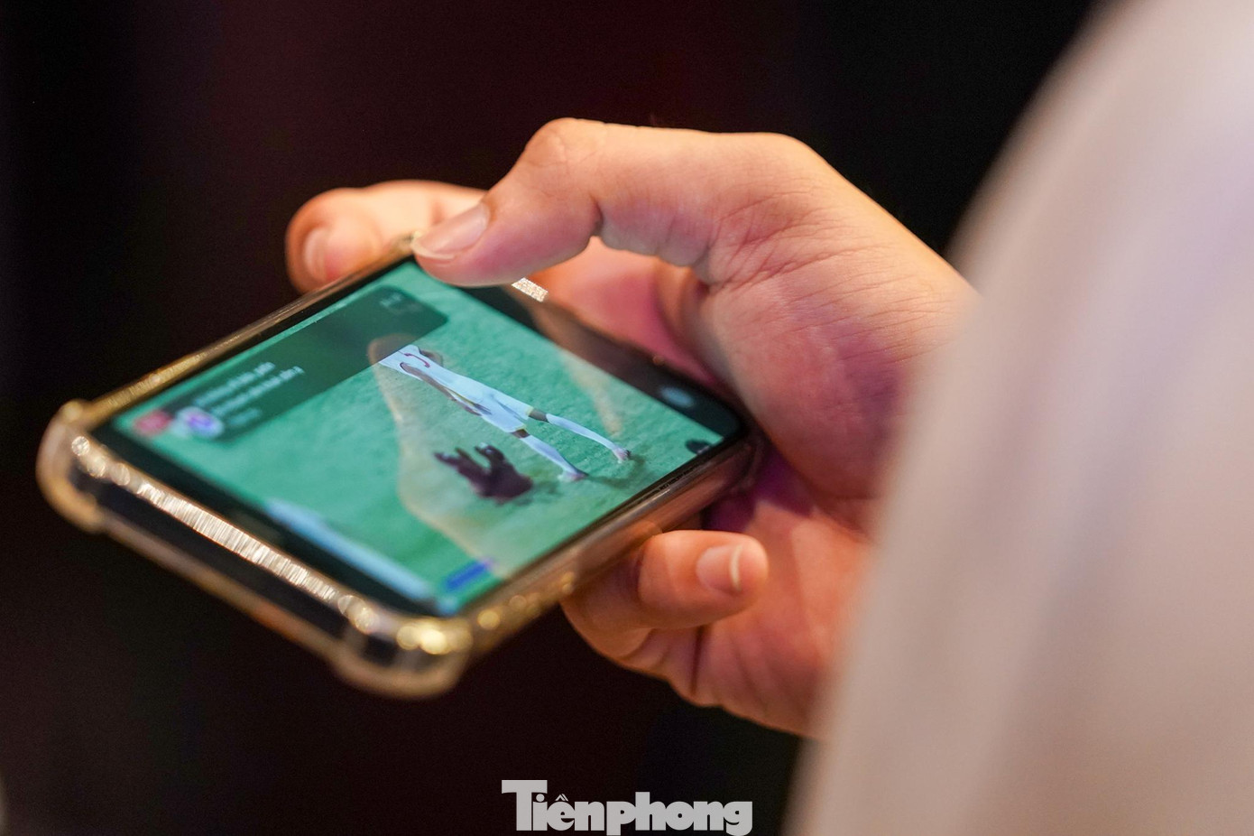 Nhiều người núp mưa, chọn theo dõi trận đấu qua điện thoại. Nhiều người núp mưa, chọn theo dõi trận đấu qua điện thoại.