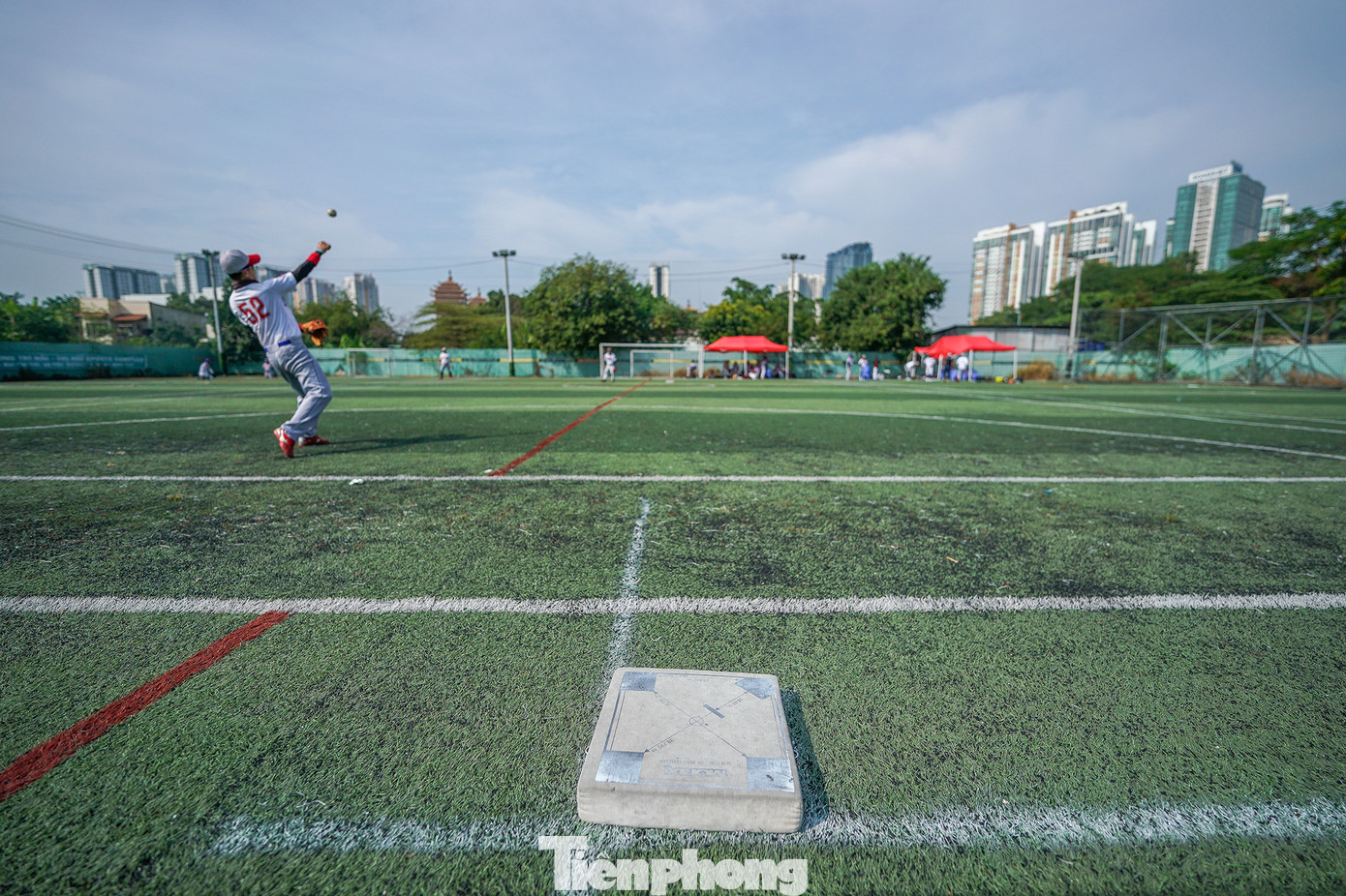 Sân bóng chày sẽ được chia thành 2 phần là sân trong và sân ngoài, ngăn cách nhau bằng một đường vôi trắng. Ở sân trong có một phần sân nhỏ hình kim cương với cạnh dài 27,36m, được tạo thành từ dĩa nhà và 3 gôn. Chiếc mút hình vuông màu trắng trong ảnh có tên chuyên môn là base, nghĩa là gôn.