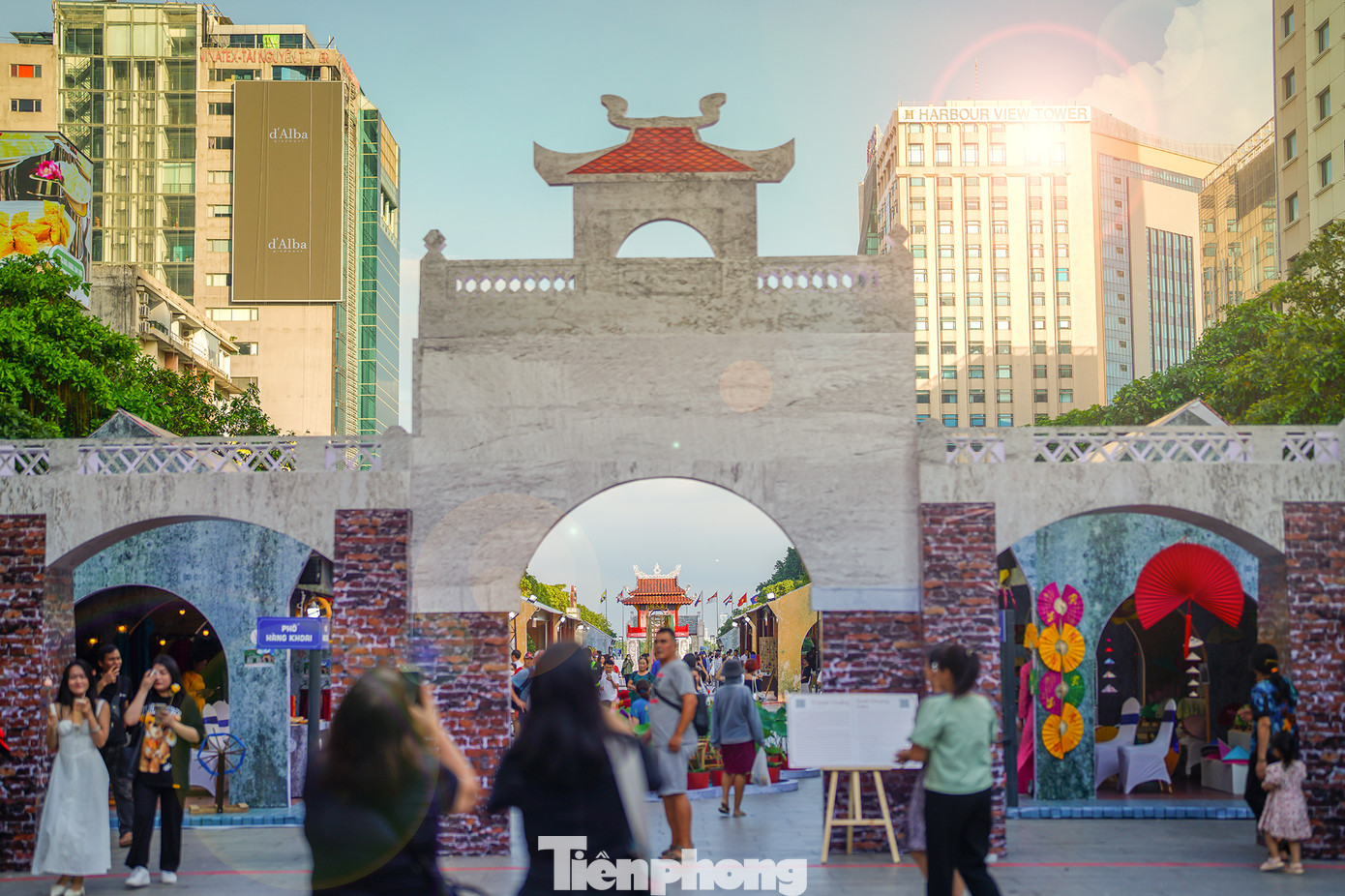 Tầm 17h, rất đông người dân và du khách đã đến khu vực triển lãm để chụp ảnh. Trong ảnh, BTC dựng lại một phần Hoàng thành Thăng Long, biểu tượng của thủ đô ngàn năm văn hiến. Nhiều người dân biết lễ bế mạc Những ngày Hà Nội tại TPHCM diễn ra ngày 25/8 nên tranh thủ ra đây thật sớm để chụp ảnh lưu niệm.