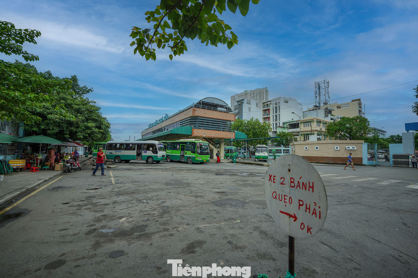 Bên trong bến xe buýt Chợ Lớn.