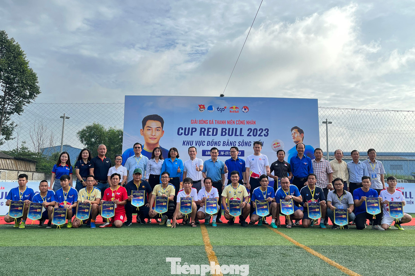 Giải bóng đá khu vực Đồng bằng Sông Tiền quy tụ 16 đội bóng đại diện cho các doanh nghiệp đang đóng trên địa bàn tỉnh, thành phố như: Long An, Bến Tre, Đồng Tháp, Tiền Giang… tham gia tranh tài. Đội giành chức Vô địch sẽ đại diện cho khu vực tham gia vòng Chung kết diễn ra vào tháng 11/ 2023 tại Thủ đô Hà Nội. (Ảnh: Tỉnh Đoàn Long An)