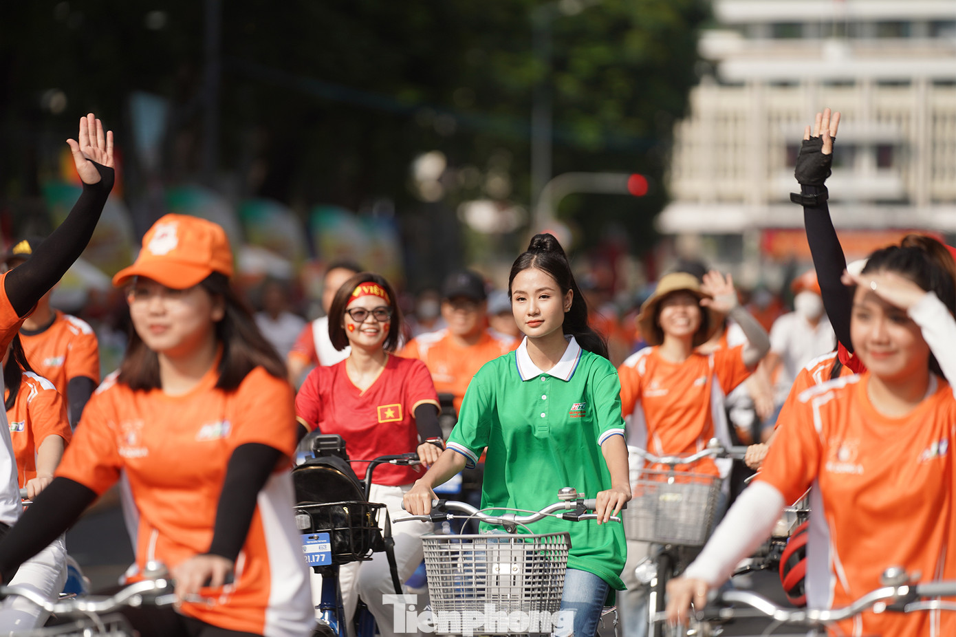 Hoa hậu Môi trường Thế giới 2023 Nguyễn Thanh Hà thu hút sự chú ý khi xuất hiện nổi bật với chiếc áo xanh để tham gia sự kiện.