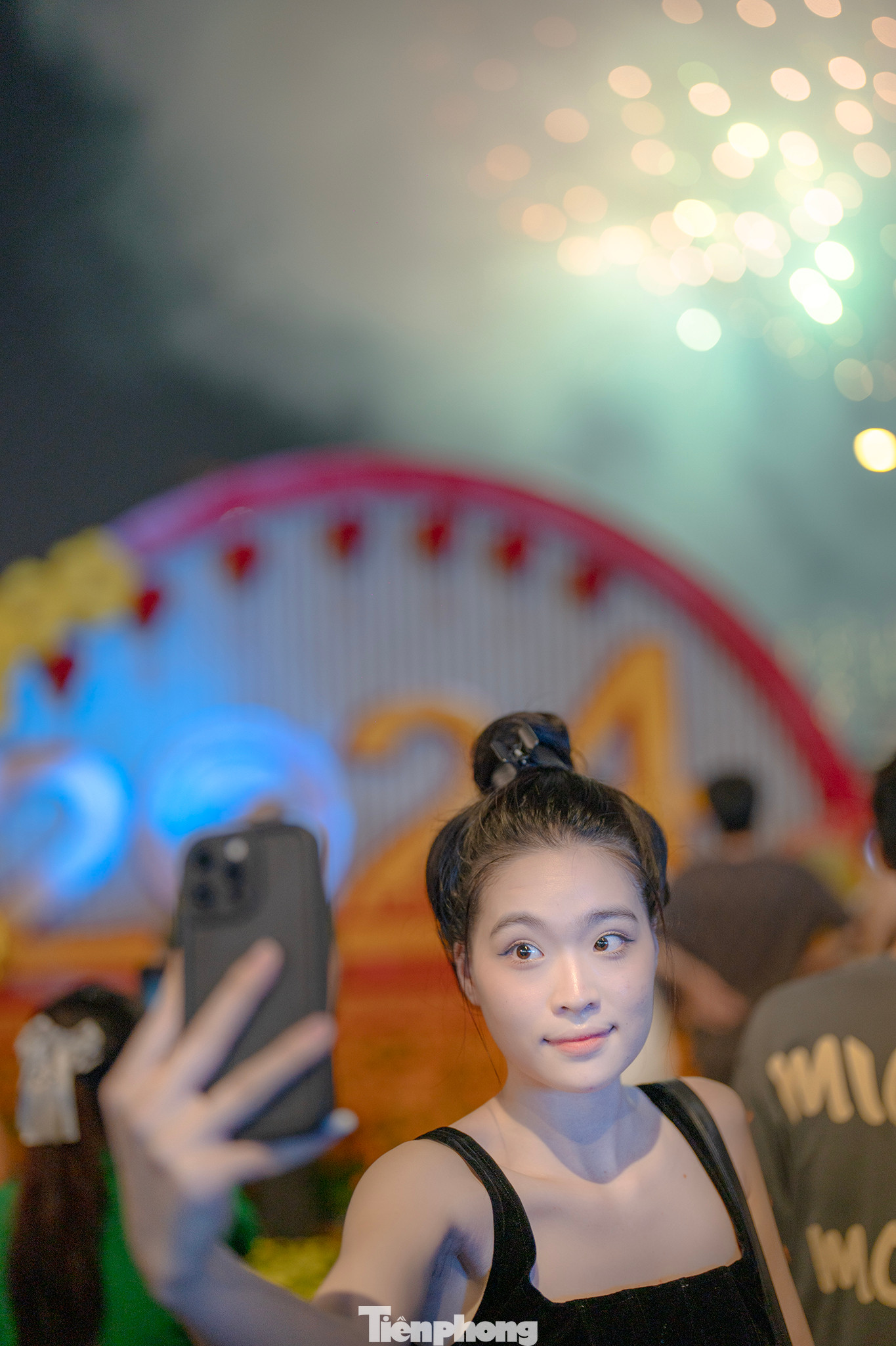 Bạn Phan Thị Thúy Quỳnh (ngụ quận Gò Vấp) có mặt từ 19h và trải bạt đợi đến giao thừa để chụp ảnh pháo hoa mừng năm mới.