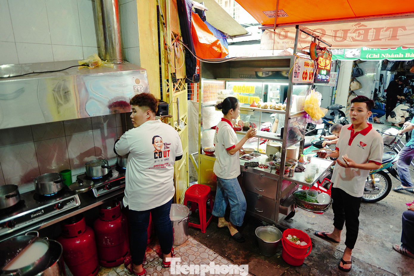 Với thâm niên hơn 80 năm, cháo Tiều cô Út là địa chỉ quen thuộc của nhiều thực khách ở TPHCM. Ở đây, cháo được chế biến theo phong cách người Tiều với các topping ăn kèm như xương heo, lòng, trứng, thịt viên... Đặc biệt, cháo của quán được nấu từ nước hầm xương nguyên chất và được chế biến riêng từng bát sau khi khách gọi món.