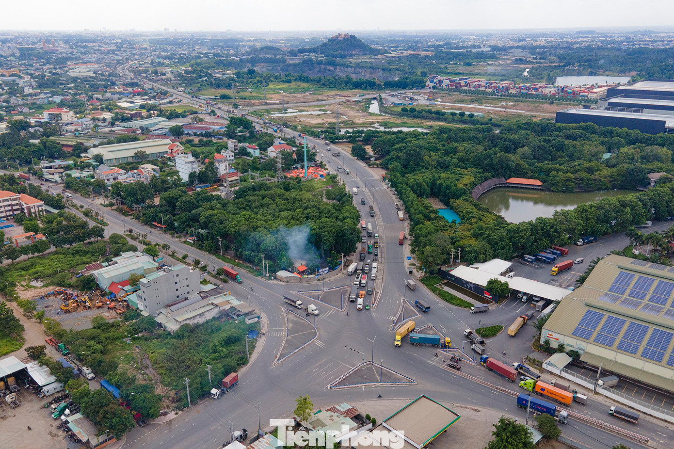 Đối với đường Vành đai 3, lãnh đạo Tỉnh ủy Bình Dương khẳng định dự án này có vai trò rất quan trọng, tạo liên kết vùng để phát triển kinh tế, xã hội. Do đó, cần đẩy nhanh tiến độ. Đường Vành đai 3 có 26 km đi qua địa bàn tỉnh Bình Dương và địa phương đã chủ động đầu tư và đưa vào sử dụng trên 15km. Bí thư Tỉnh ủy Nguyễn Văn Lợi yêu cầu các sở, ngành, đơn vị và địa phương liên quan phối hợp chặt chẽ, tăng tốc để hoàn thành dứt điểm trong năm 2024. Trong ảnh, nút giao Mỹ Phước- Tân Vạn là điểm bắt đầu của tuyến Vành đai 3 và đã đưa vào sử dụng gần 20km.