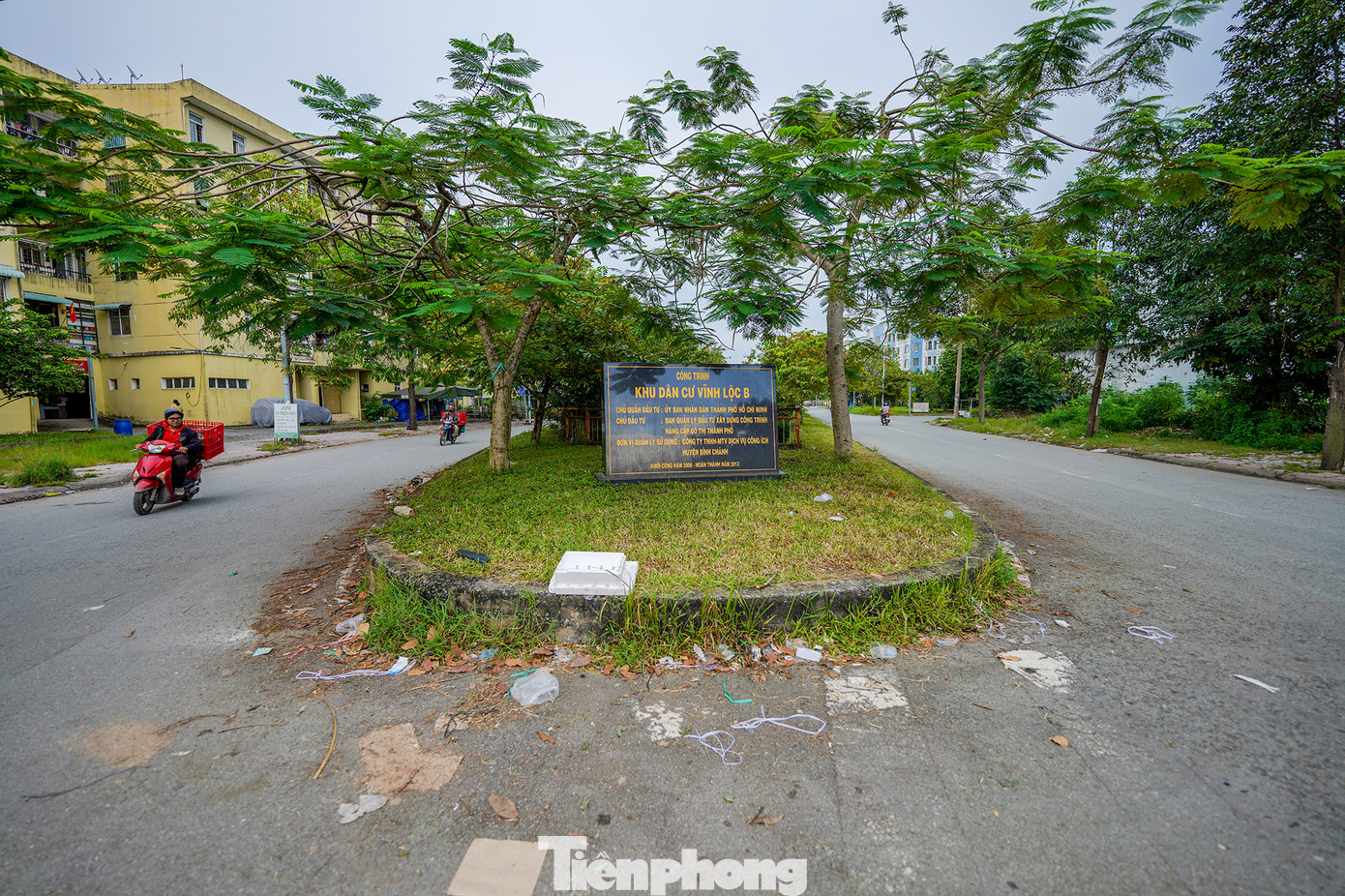 Khu tái định cư Vĩnh Lộc B (huyện Bình Chánh, TPHCM) có quy mô 30,9 ha với 45 block chung cư (mỗi block cao 5 tầng), tổng cộng 1.939 căn hộ, 529 nền đất. Khu tái định cư được xây dựng với tổng kinh phí hơn 1.000 tỷ đồng, để bố trí tái định cư cho các hộ dân bị giải phóng mặt bằng tại các dự án trên địa bàn từ năm 2012. Thế nhưng trong nhiều năm, dân cư ở khu này rất thưa thớt; hàng chục block chung cư không có người ở.