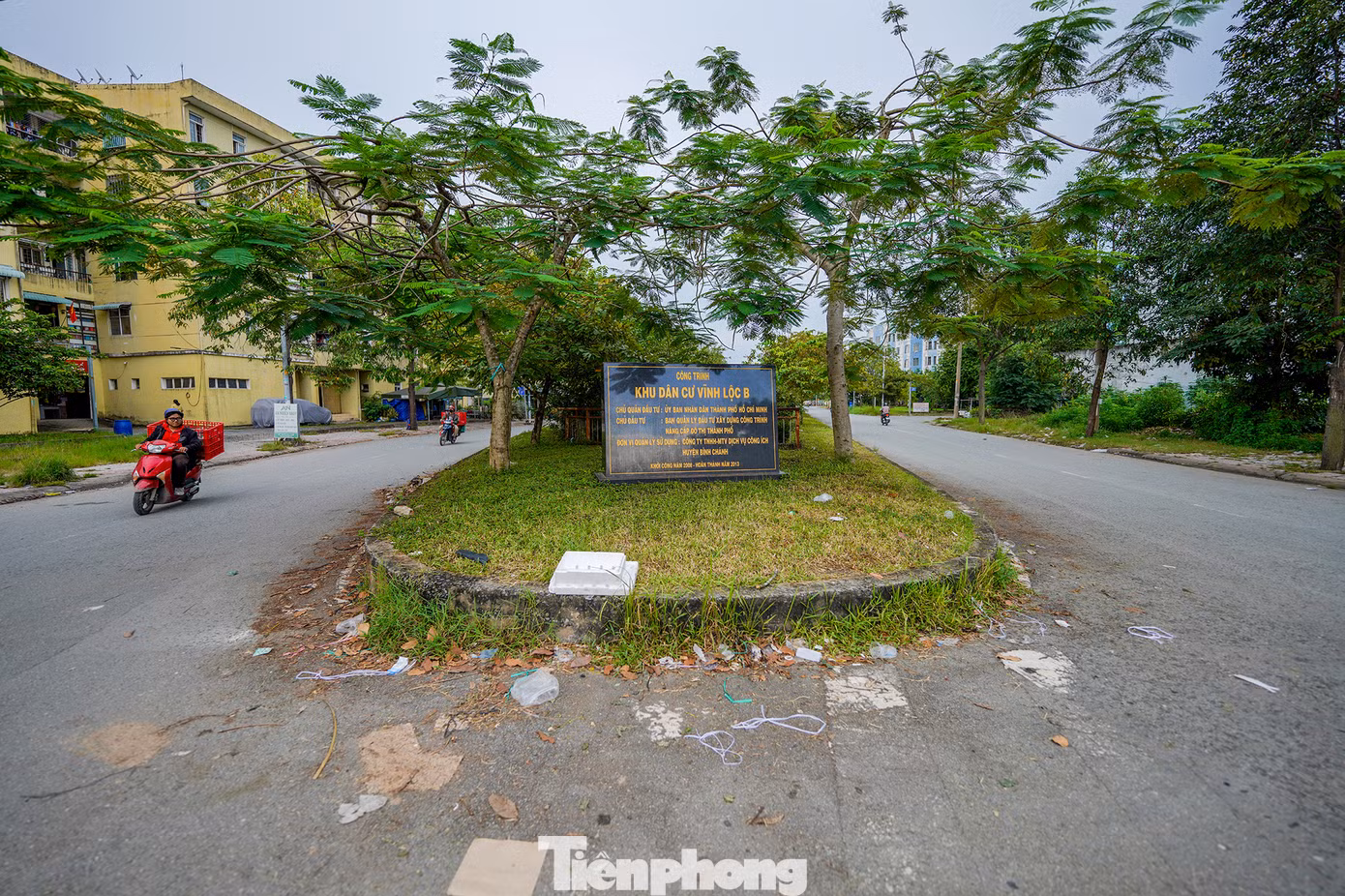Khu tái định cư Vĩnh Lộc B (huyện Bình Chánh, TPHCM) có quy mô 30,9 ha với 45 block chung cư (mỗi block cao 5 tầng), tổng cộng 1.939 căn hộ, 529 nền đất. Khu tái định cư được xây dựng với tổng kinh phí hơn 1.000 tỷ đồng, để bố trí tái định cư cho các hộ dân bị giải phóng mặt bằng tại các dự án trên địa bàn từ năm 2012. Thế nhưng trong nhiều năm, dân cư ở khu này rất thưa thớt; hàng chục block chung cư không có người ở.