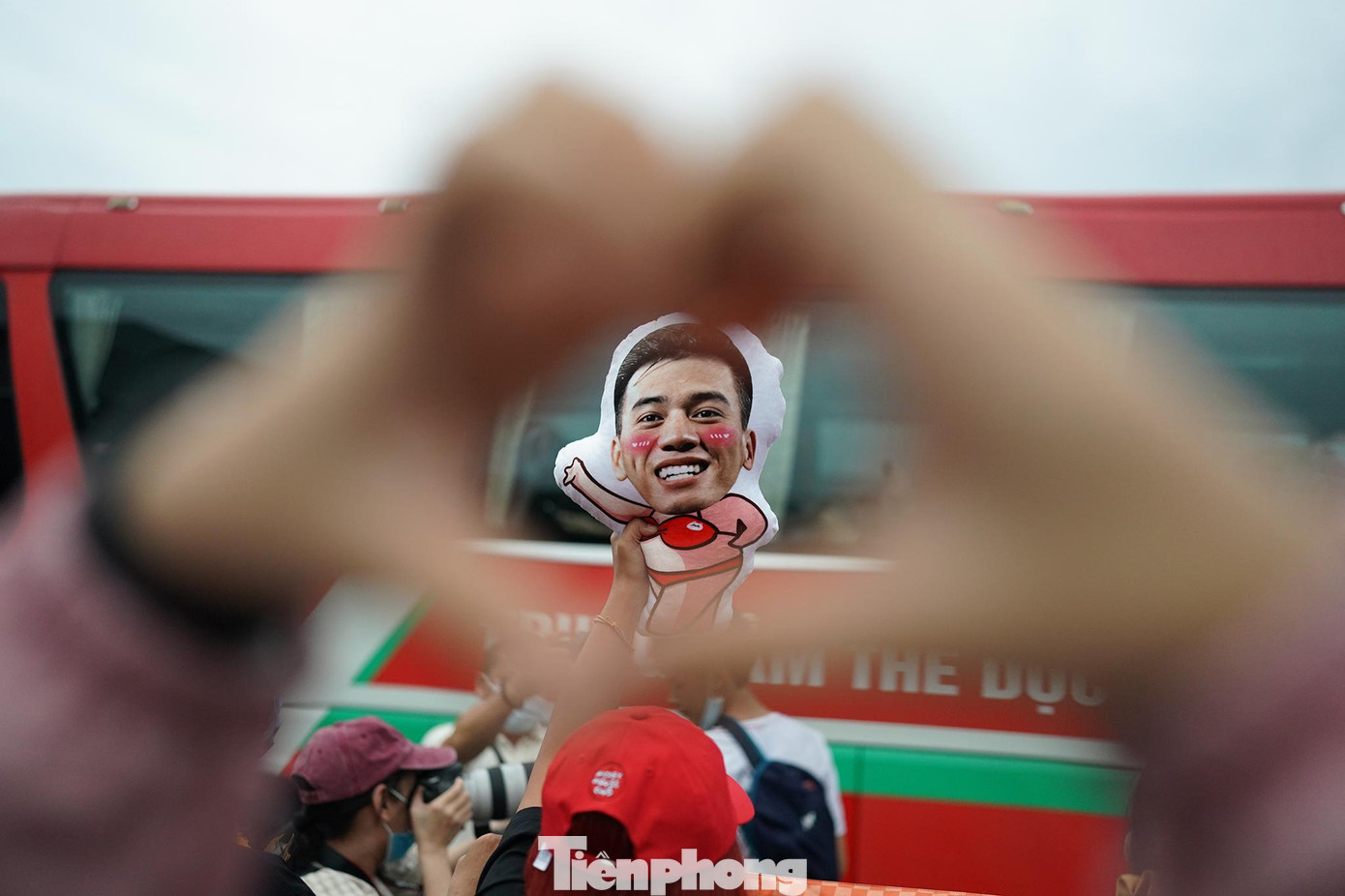 Người hâm mộ vây quanh xe chở cầu thủ bên ngoài sân bay. Người hâm mộ vây quanh xe chở cầu thủ bên ngoài sân bay.