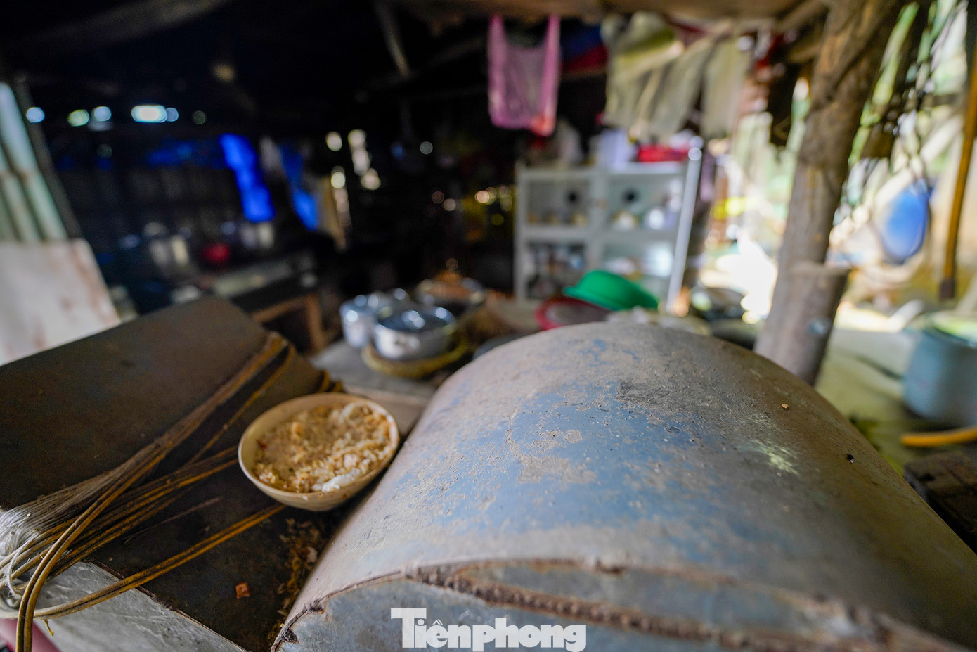 Căn bếp nhà ông Năm cũng phủ đầy bụi. Ông Năm cho biết, mấy năm nay bị một số bệnh đường hô hấp, và ông cũng không lấy làm ngạc nhiên vì biết rõ môi trường mình đang ở ô nhiễm như thế nào. Căn bếp nhà ông Năm cũng phủ đầy bụi. Ông Năm cho biết, mấy năm nay bị một số bệnh đường hô hấp, và ông cũng không lấy làm ngạc nhiên vì biết rõ môi trường mình đang ở ô nhiễm như thế nào.