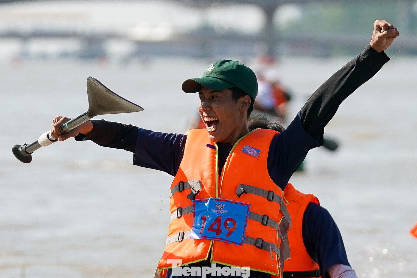 Nụ cười chiến thắng của một nhân viên y tế.