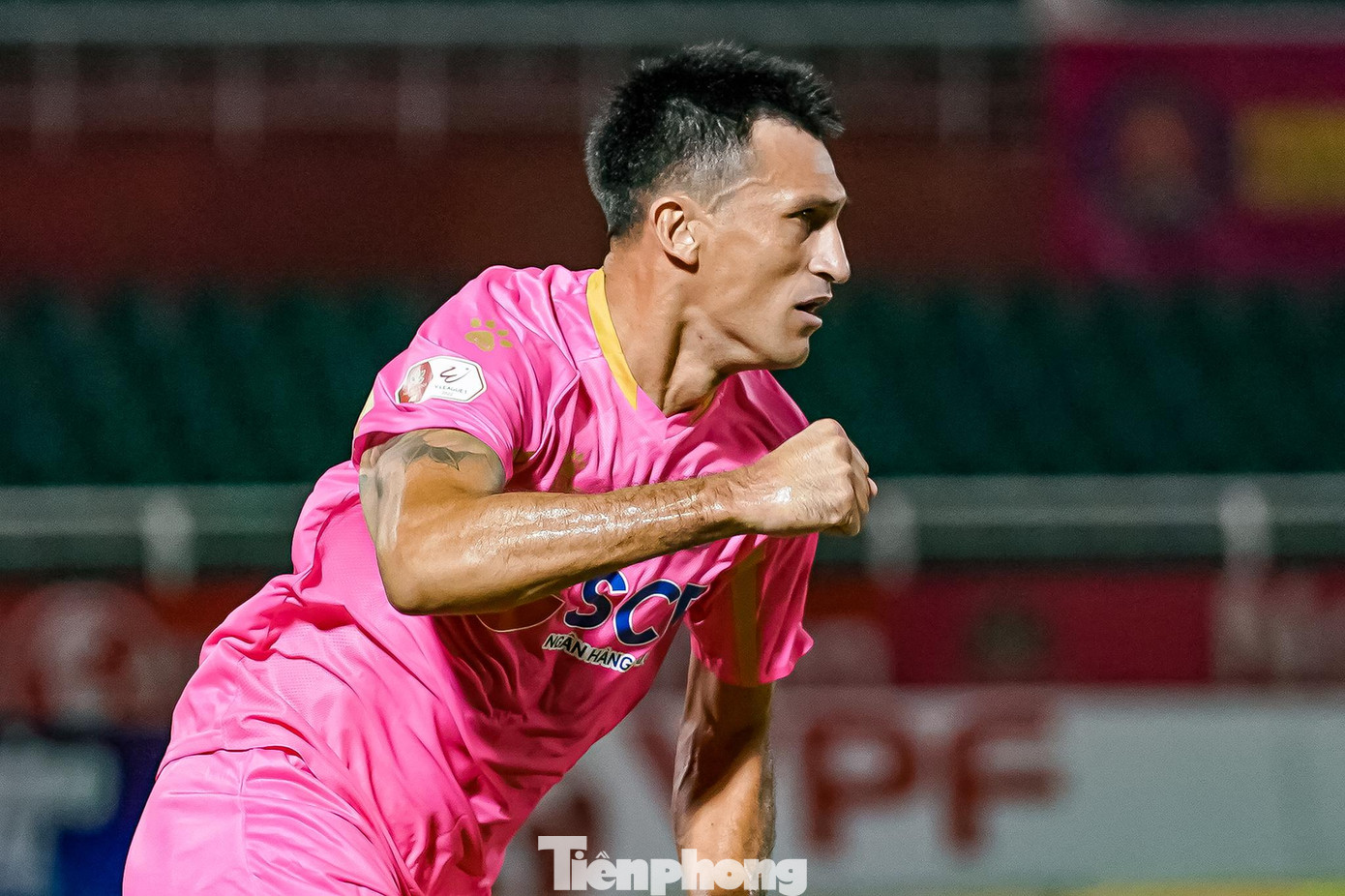 Sài Gòn FC kiểm soát trận đấu và đẩy nhanh tốc độ ngay khi hiệp 2 bắt đầu hòng có thể san bằng tỷ số, trước khi nghĩ đến việc giành chiến thắng trước đối thủ Nam Định. Thế nhưng hơn 10 phút trôi qua, các học trò của HLV Phùng Thanh Phương vẫn chưa tạo ra cơ hội thật sự nguy hiểm nào. Mãi đến phút 59, từ một pha phản công nhanh, Đỗ Merlo đã có bàn cân bằng tỷ số 1-1 cho Sài Gòn FC. Cần nói thêm, trước đó Merlo đã có cú sút, nhưng bóng lại bật cột dọc và cú đá bồi mới biến thành bàn thắng.