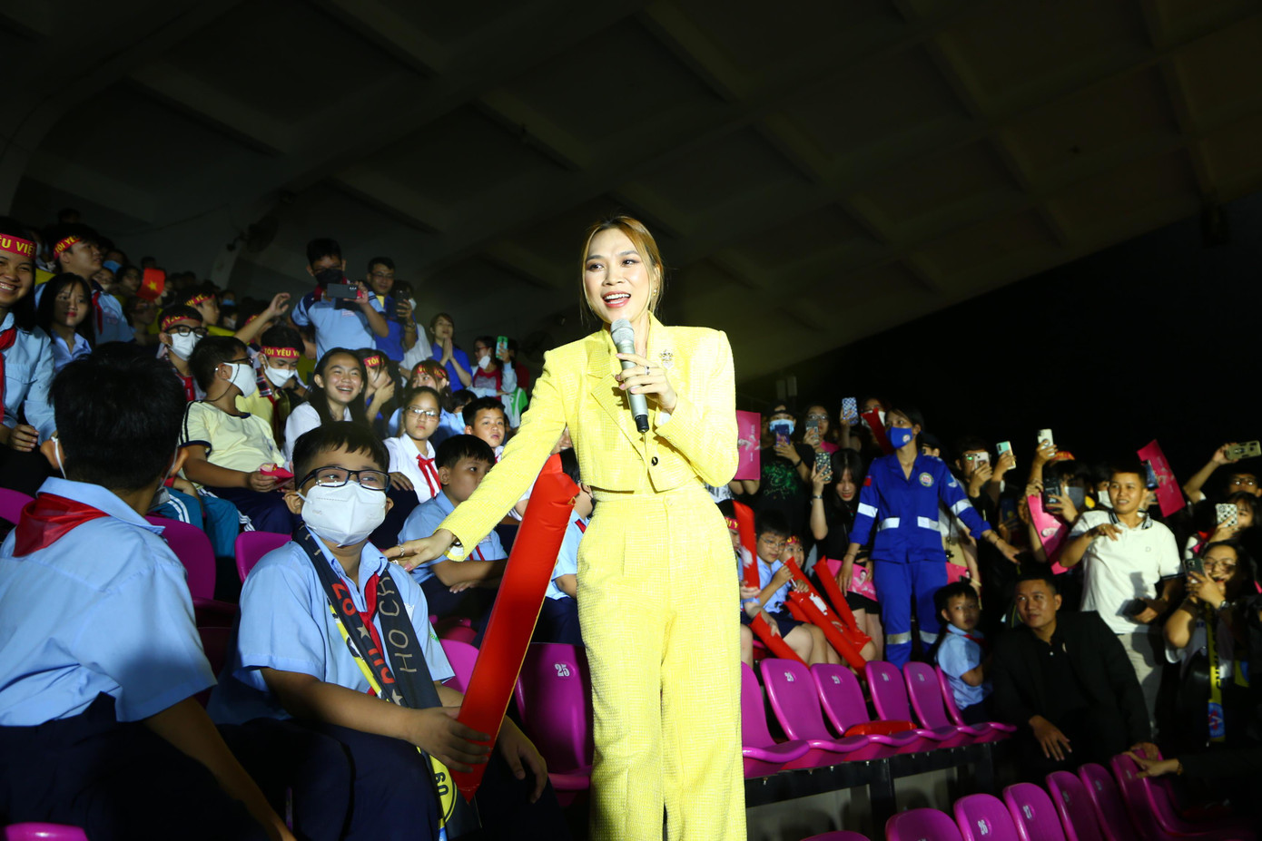 Ca sĩ Mỹ Tâm đứng bên các em không may mắn sau đại dịch COVID-19 cất giọng hát. Tại khán đài A1 này, Mỹ Tâm có những lúc không kiềm được xúc động khi cất giọng hát tặng 200 em nhỏ (đại diện cho những hoàn cảnh không may mắn sau đại dịch) là khách mời đặc biệt của chương trình. Ca sĩ Mỹ Tâm đứng bên các em không may mắn sau đại dịch COVID-19 cất giọng hát. Tại khán đài A1 này, Mỹ Tâm có những lúc không kiềm được xúc động khi cất giọng hát tặng 200 em nhỏ (đại diện cho những hoàn cảnh không may mắn sau đại dịch) là khách mời đặc biệt của chương trình.