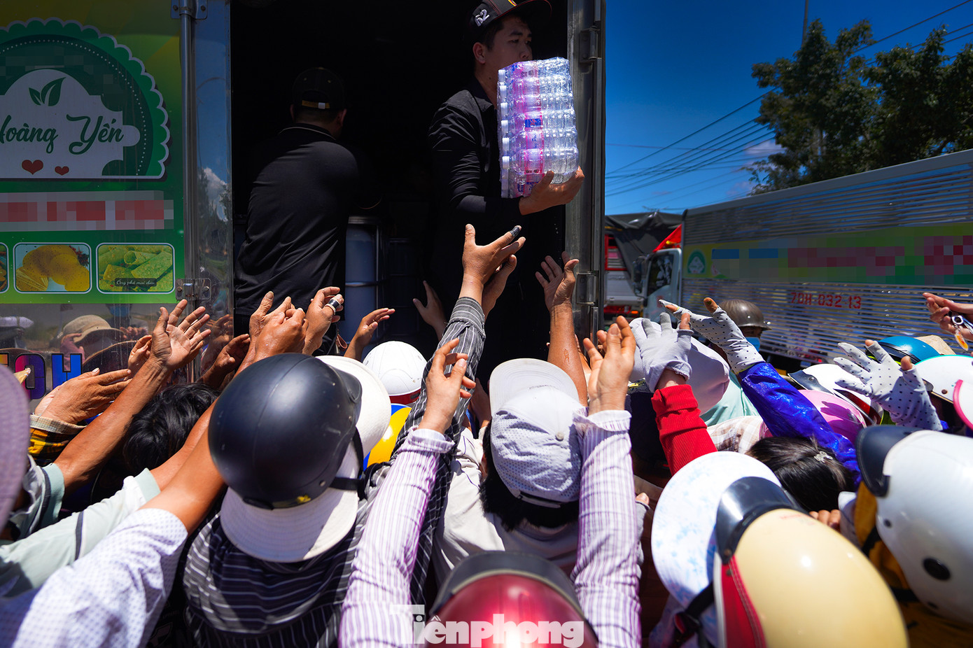 Tại khu vực nhà văn hoá xã Tân Tập, do nhu cầu nước sạch quá cao mà số lượng nước chai và nước đóng bình có hạn nên xảy ra tình trạng chen lấn, xin nhiều hơn tiêu chuẩn.