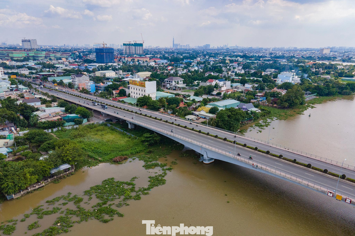 Cầu Phú Long với điểm đầu nằm trên đường Hà Huy Giáp, quận 12, TPHCM và điểm cuối giao với quốc lộ 13 tại huyện Thuận An, tỉnh Bình Dương. Cầu Phú Long có tổng chiều dài hơn 1.500m, trong đó phần cầu dài 595m, còn lại là đường dẫn hai đầu cầu.