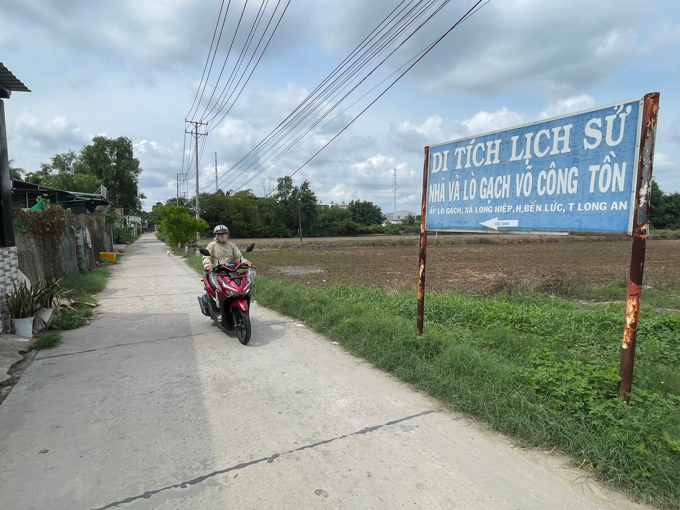 Con đường Hẻm 2 cấm tải 2,5 tấn dẫn vào khu di tích lò gạch Võ Công Tồn, nối ra Quốc lộ 1. Con đường Hẻm 2 cấm tải 2,5 tấn dẫn vào khu di tích lò gạch Võ Công Tồn, nối ra Quốc lộ 1.