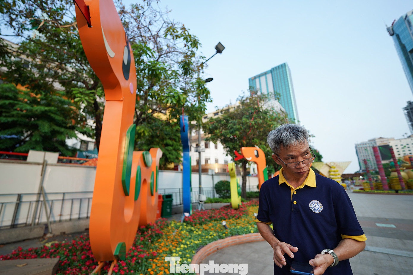 Nhân viên kỹ thuật đang cân chỉnh lại các chi tiết công nghệ, đảm bảo các tiểu cảnh vận hành trơn tru khi mở cửa phục vụ người dân.