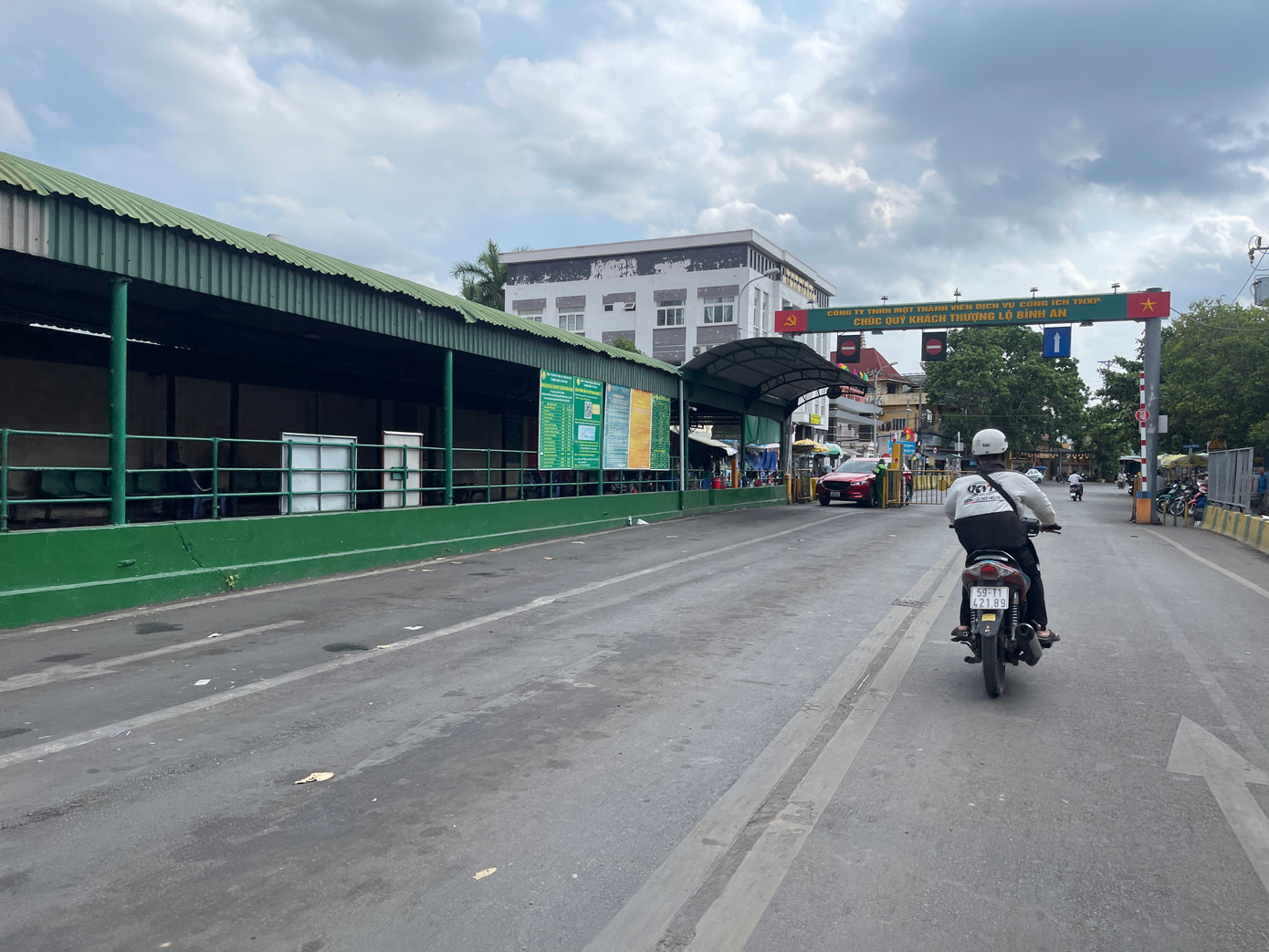 Phía bờ TPHCM (huyện Nhà Bè), phà Bình Khánh thông thoáng vào chiều Chủ nhật.