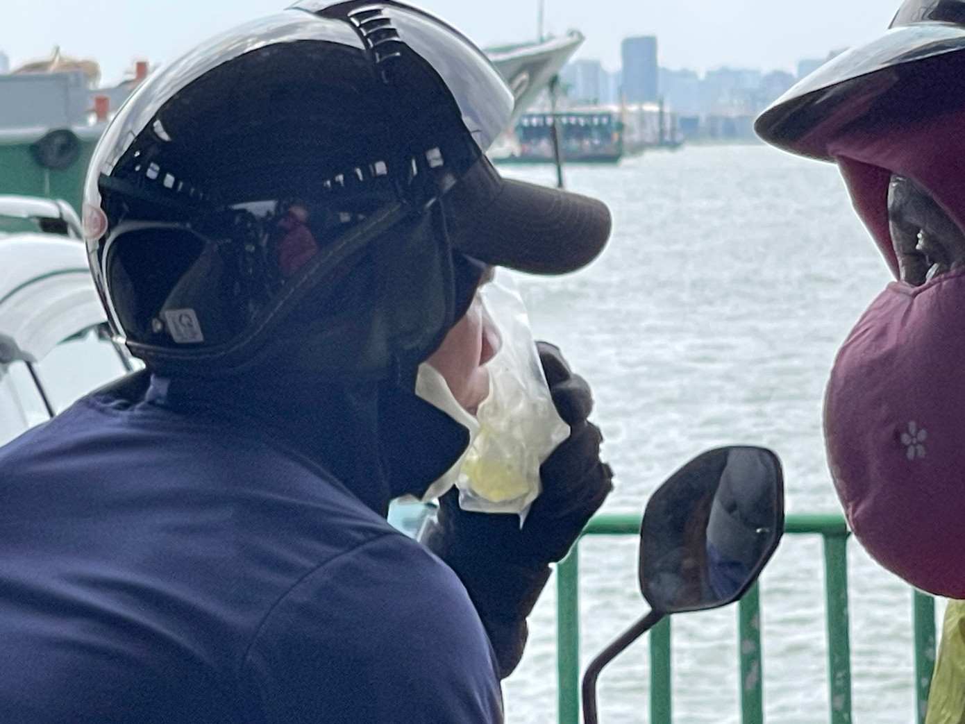 Một người dân dùng ly đá lạnh áp vào mặt để giải nhiệt. Theo một số người dân chia sẻ thì không nên dùng cách này vì rất dễ bị "trúng nước" bởi nhiệt độ ngoài trời, trong cơ thể và đá lạnh chênh lệch rất cao.