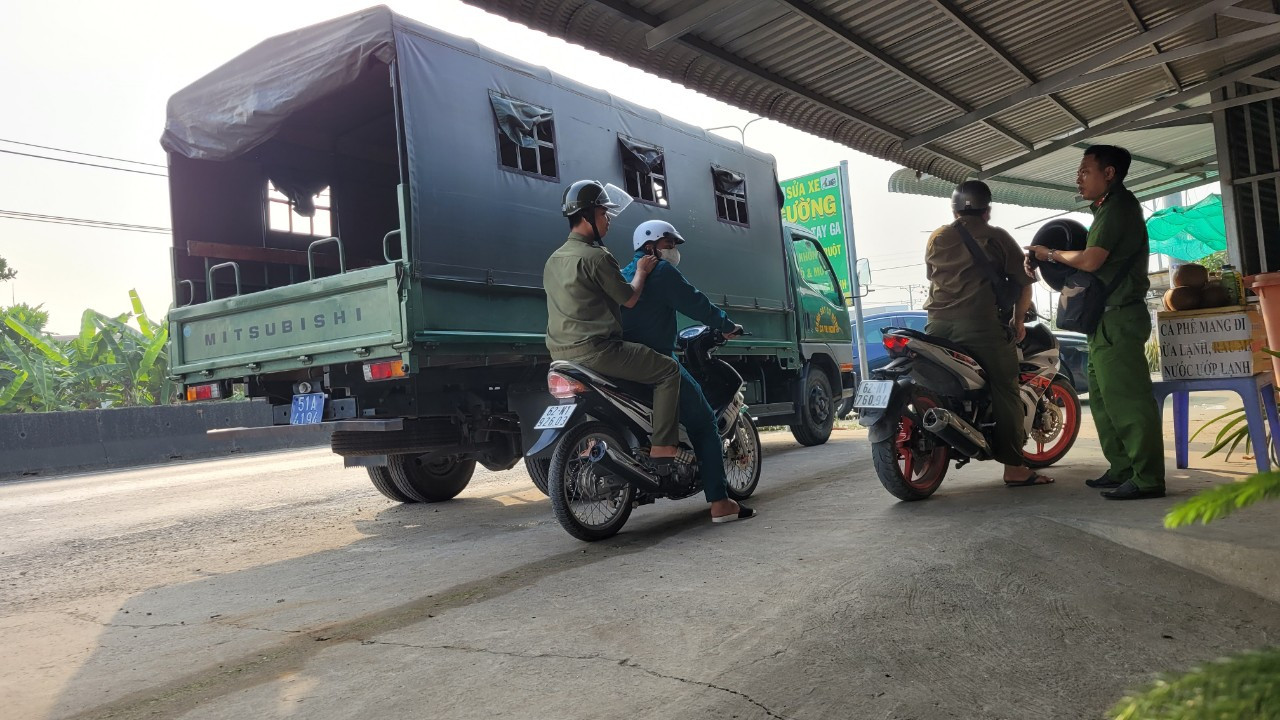 Công an Long An đang truy bắt đối tượng giết người. Ảnh: CDLA Công an Long An đang truy bắt đối tượng giết người. Ảnh: CDLA