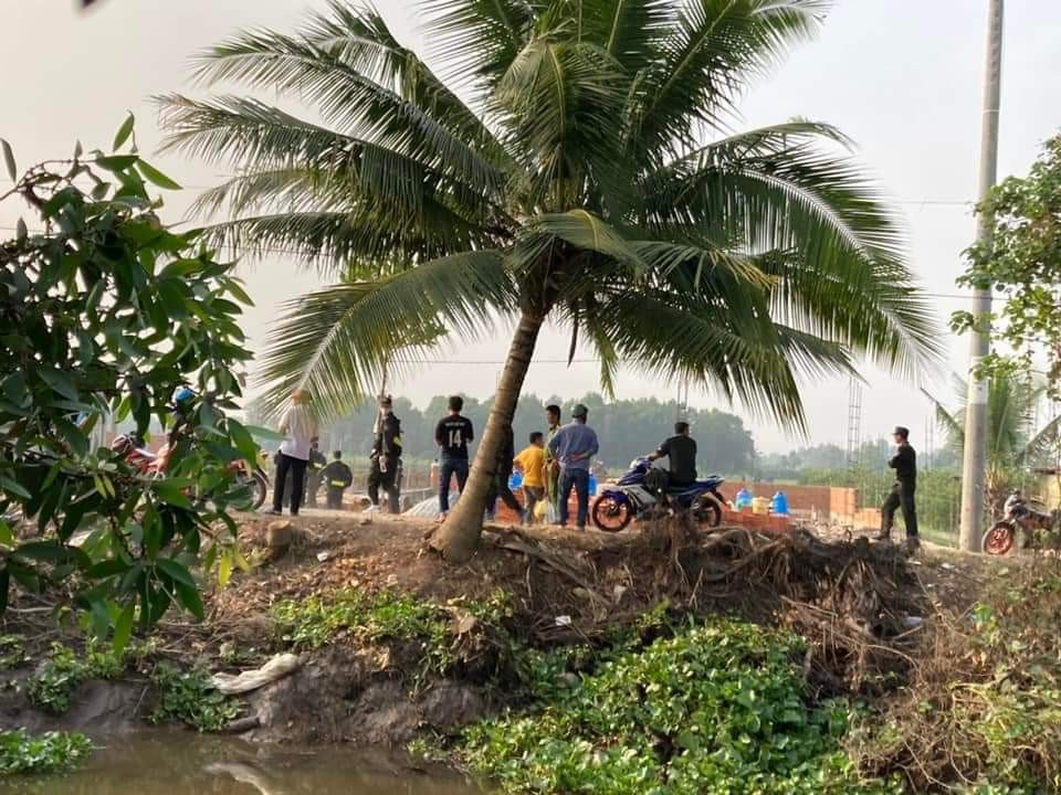 Lực lượng Công an đang chốt chặn để truy bắt nghi phạm tại xã Lương Hòa, huyện Bến Lức. Ảnh: CDLA Lực lượng Công an đang chốt chặn để truy bắt nghi phạm tại xã Lương Hòa, huyện Bến Lức. Ảnh: CDLA