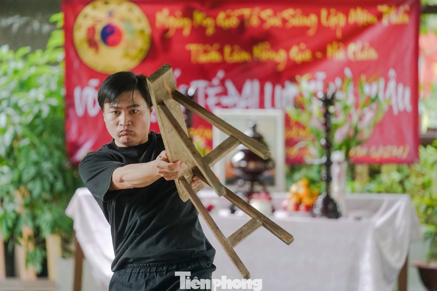 Một bài biểu diễn bằng ghế ngựa gỗ thu hút khán giả. Đây là bài võ phòng vệ bằng cách tận dụng các vật xung quanh để làm binh khí chống đỡ.