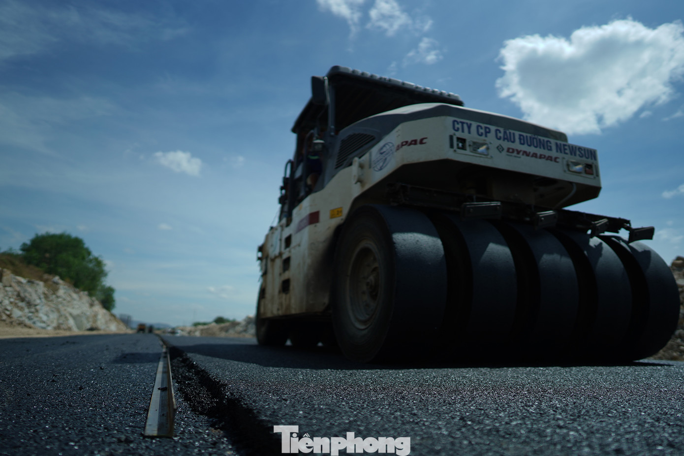 Những lớp thảm nhựa cuối cùng trên cao tốc Vĩnh Hảo - Phan Thiết, đoạn qua huyện Hàm Thuận Nam đã được nhà thầu hoàn tất.