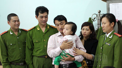 CBCS Công an tỉnh Hà Giang vừa trao trả bé gái cho gia đình anh Hiếu