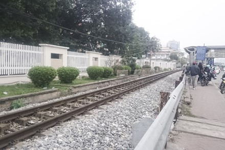 BẢN TIN ATGT: Xe biển xanh tông cụ ông bất tỉnh, lao vào nhà dân ảnh 1