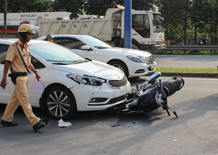 BẢN TIN ATGT: Xe biển xanh tông cụ ông bất tỉnh, lao vào nhà dân ảnh 6