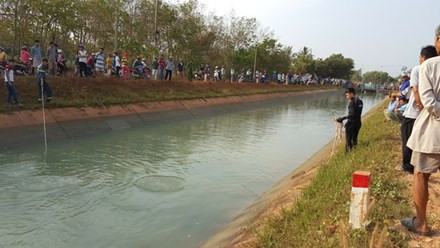 BẢN TIN ATGT: Xe biển xanh tông cụ ông bất tỉnh, lao vào nhà dân ảnh 4