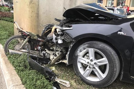 BẢN TIN ATGT: Xe biển xanh tông cụ ông bất tỉnh, lao vào nhà dân ảnh 2